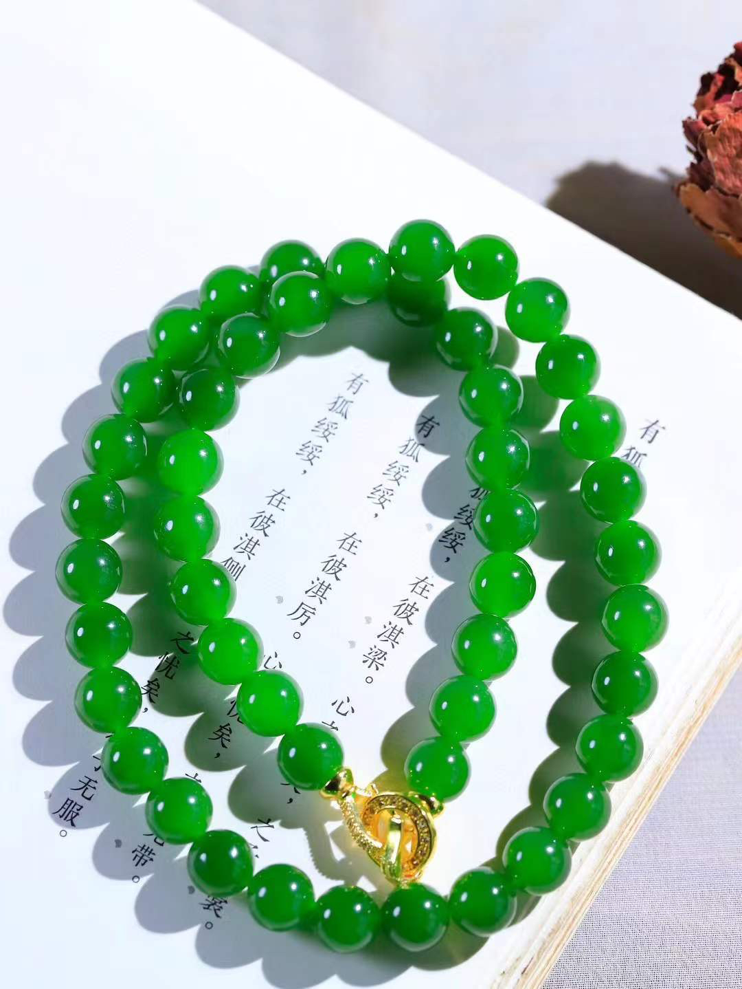 【珠圆玉润.项链】

精品和田玉碧玉珠圆玉润项链。这串碧玉项链垂落颈间，如把一汪春山绿意轻挽在身。玉色温润，每一颗圆珠都裹着圆满如意的期许，仿金扣轻缀，不事张扬却自有风骨。日常佩戴，是与草木同息的诗意，也是藏在细节里的安然与欢喜。重68.3克  尺寸取一9.6mm  21343066T