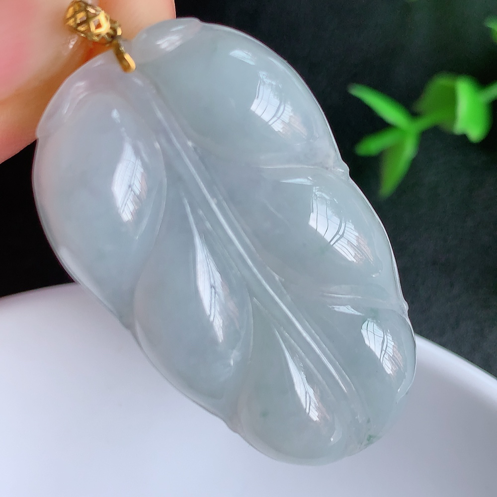 18k金扣冰润金枝玉叶翡翠吊坠  老种起胶感  飘花灵动  寓意“金枝玉叶，大业有成，一夜成名”  饱满大气，水润通透。W49.31  尺寸：39.5-23.8-5.6mm