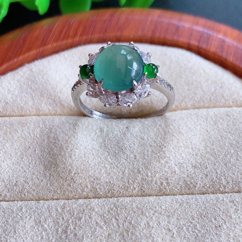 冰晴水精美环形翡翠戒指  玉质细腻  冰清玉润  飘花灵动  颜色漂亮  W502.31  内径尺寸：17.5-12.3-7.5mm  裸石尺寸：8.3mm