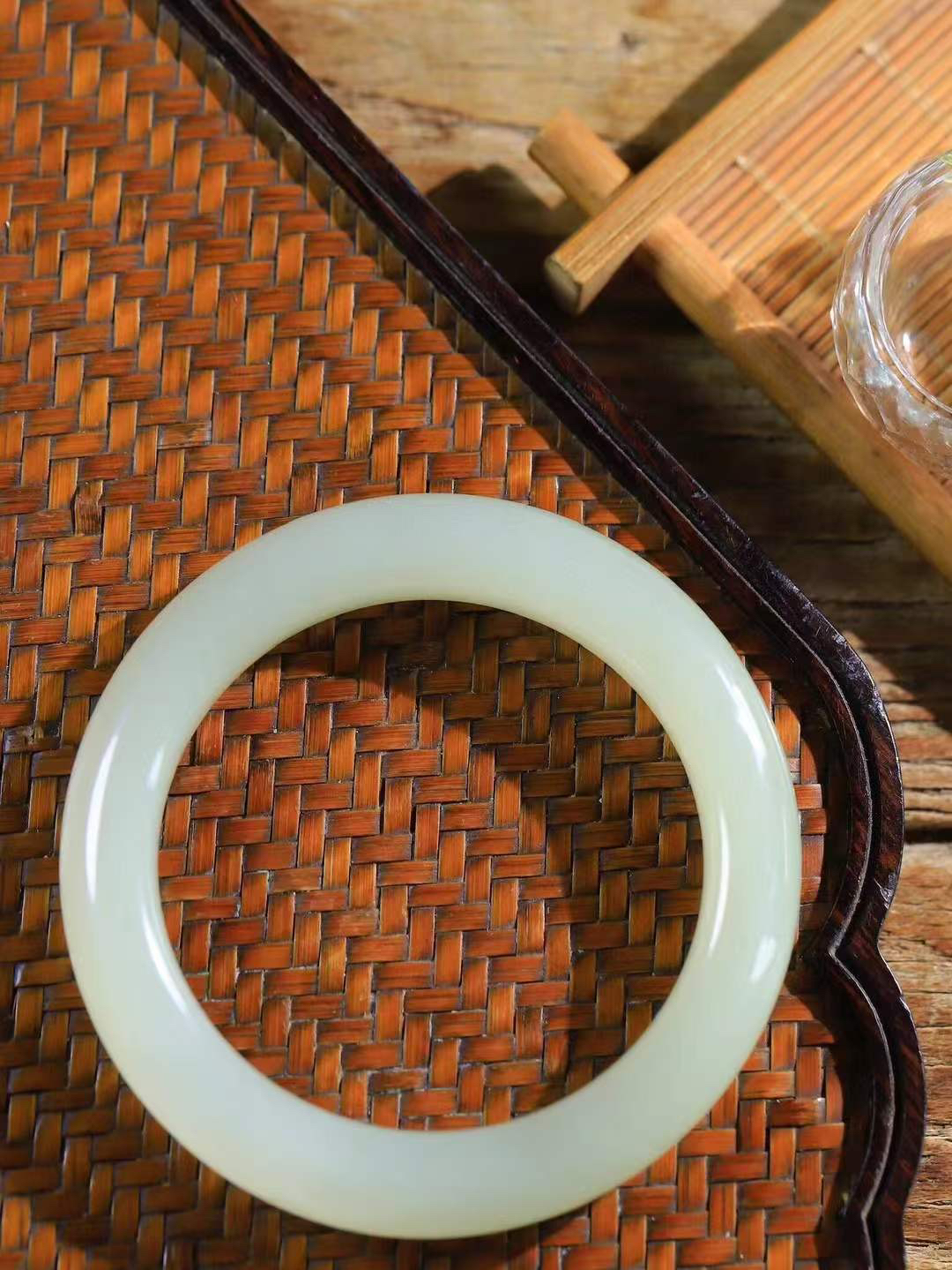 【温润于心.手镯】

精品️和田玉晴水手镯，如晴水般清澈，似晴空般纯净。每一缕纹理都诉说着大自然的馈赠，温润细腻，触手生温。佩戴它，仿佛将一片宁静的晴水湖戴在腕间，优雅从容，气质非凡。重73克  尺寸58-12.5-10.7mm  5540100T