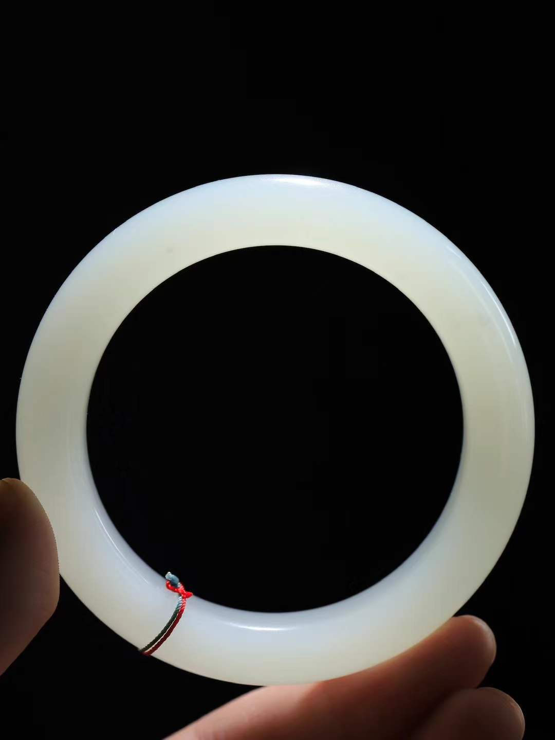 （温柔雅致.手镯）

精品和田玉冰底白玉手镯。镯型饱满，温润细腻，脂润沁香。️执一卷书，沏一盏茶，着一袭裙，戴一只镯。淡淡浅笺，素心若兰，静赏玉中诗画。悠悠岁月，芊手轻摘，盛满诗样芳华。重85.5克   尺寸59.5-14.5-11mm    FDA-32352700