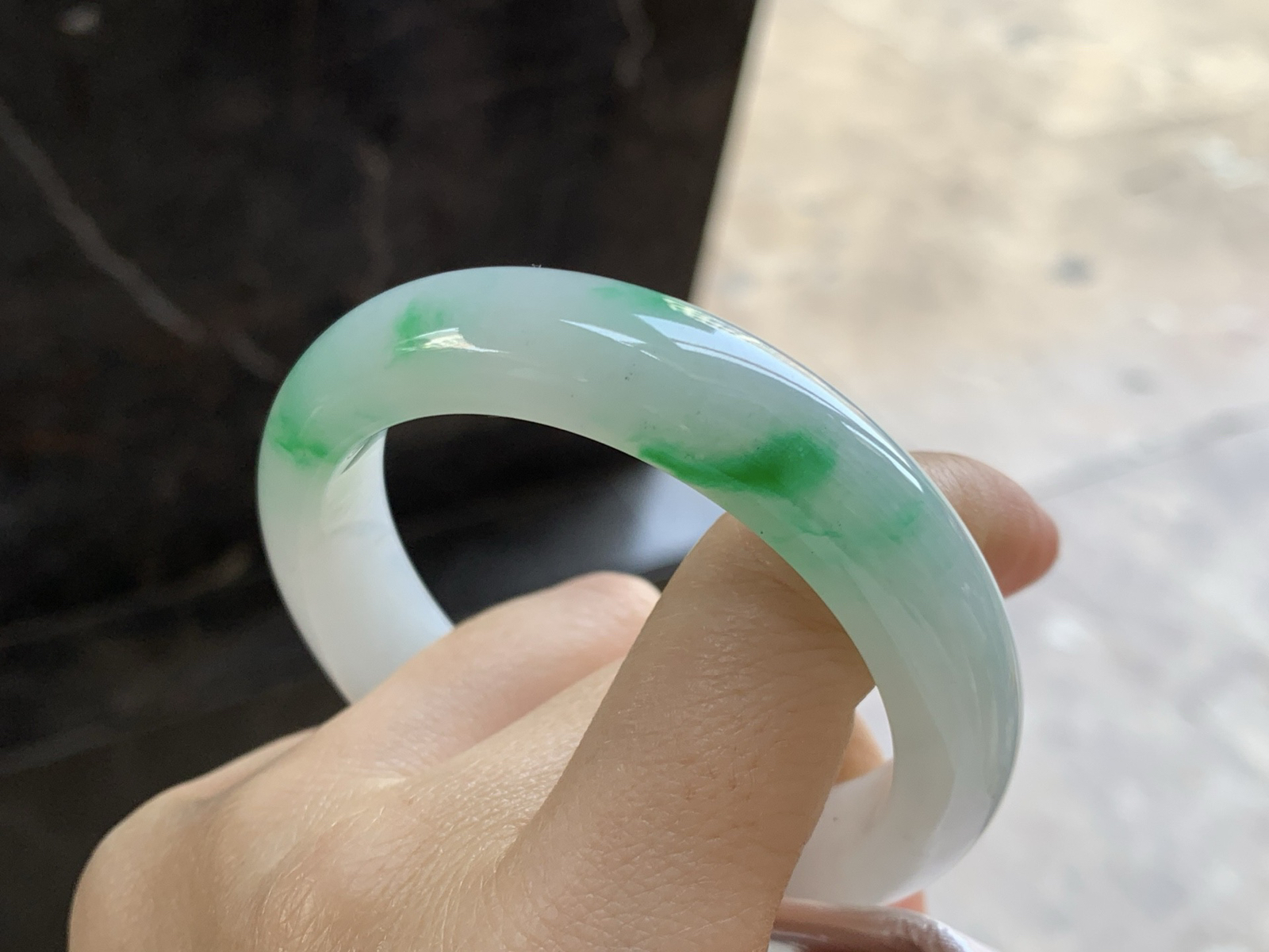 53-12.5-8.5

阳绿色手镯^_^底子细腻有种水 绿色点缀