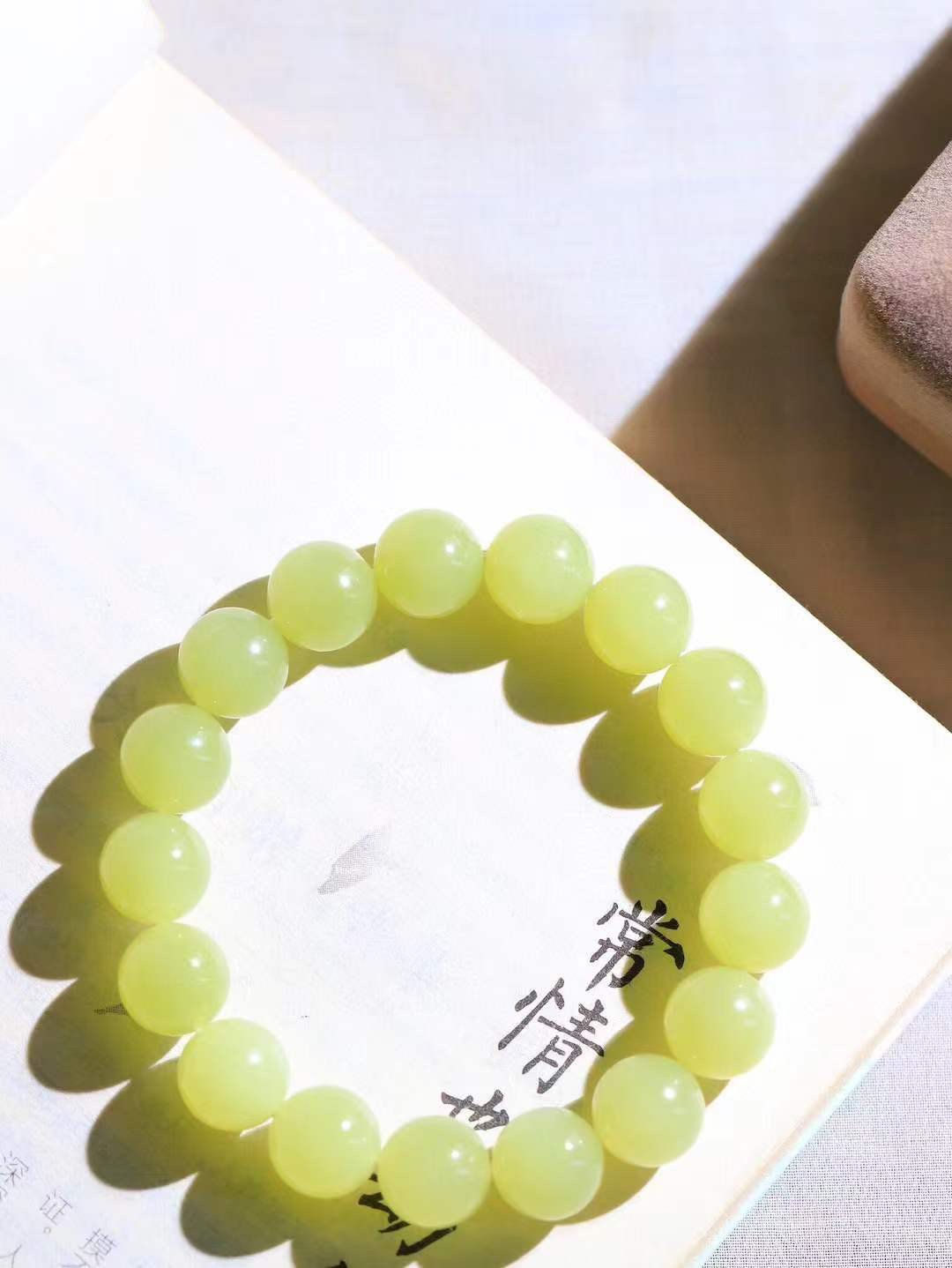 【珠圆玉润.手串】

精品和田玉黄口珠圆玉润手串 玉质温润细腻  整串打磨圆润，佩戴舒适。珠珠落玉盘，间关莺语花底滑，一生美好时光，无论身在何处，都有它相伴相守。事事顺遂，幸福美满，吉祥如意。重45.2克 尺寸取一12mm FDL-1640100