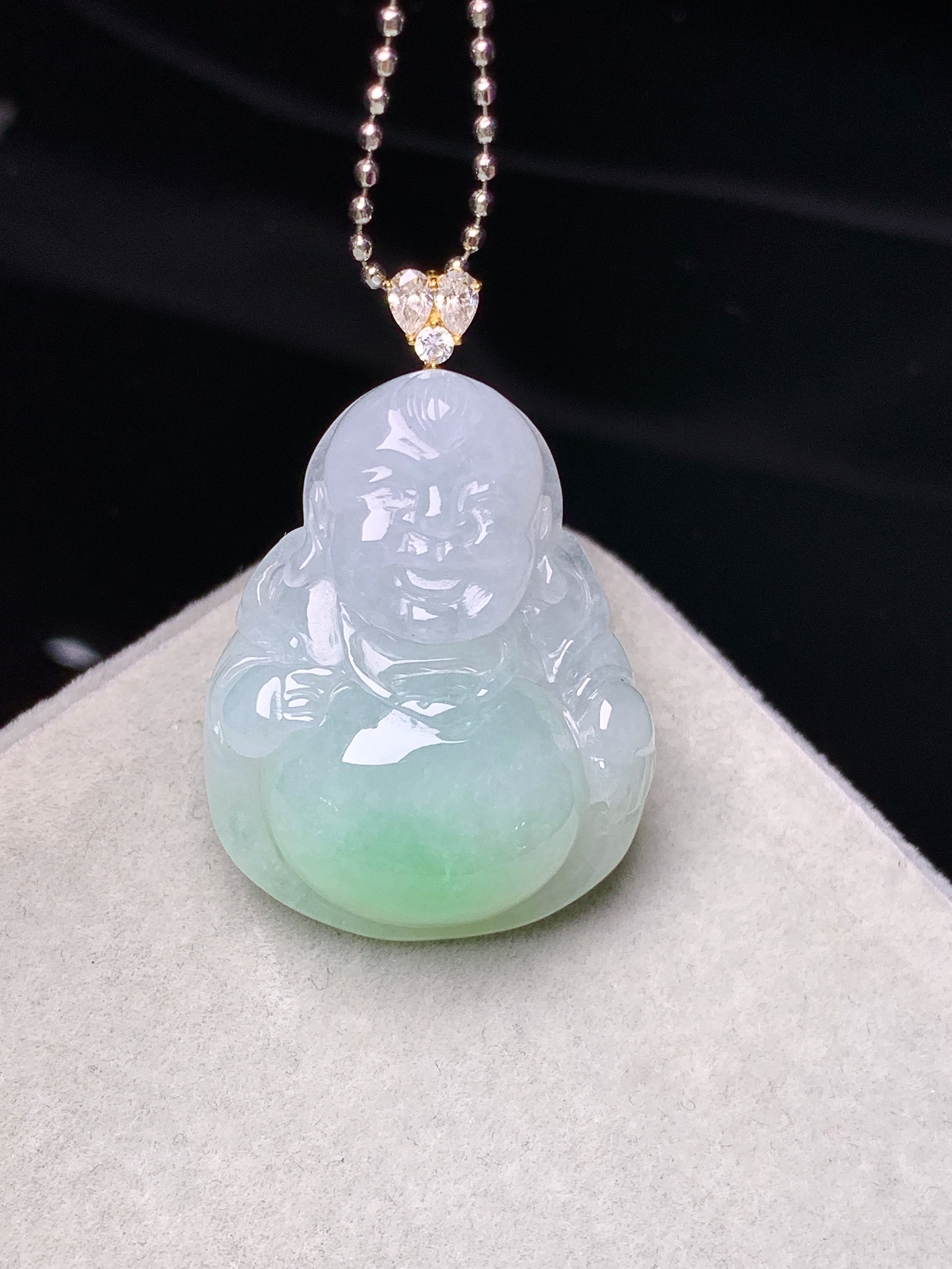 18k金莫桑钻镶嵌飘绿佛公吊坠 玉质细腻 色泽艳丽清新 水润亮眼 整体尺寸30.5*20.5*8.3