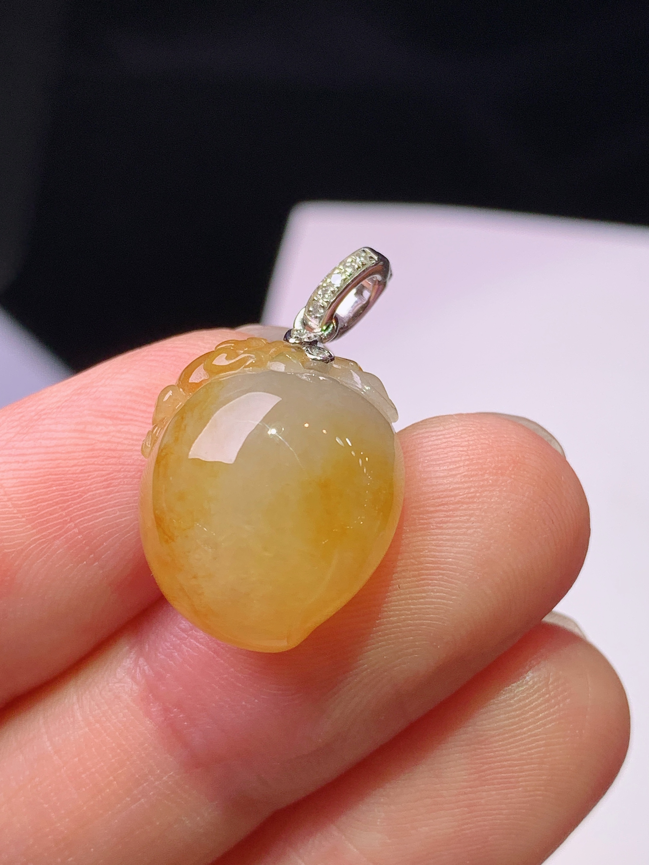 18k金钻镶嵌黄翡寿桃吊坠 玉质细腻 色泽艳丽清新 水润亮眼 整体尺寸23.2*13.5*10b1