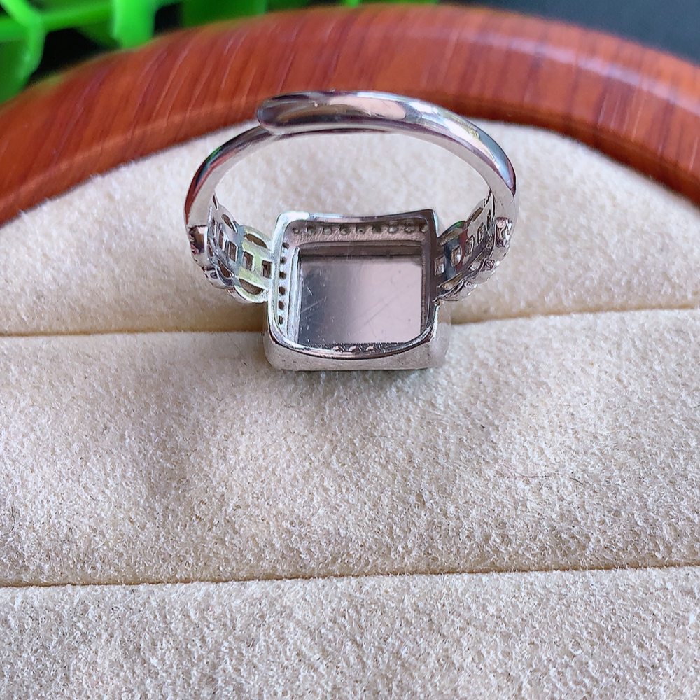 冰满绿精美方形翡翠戒指  玉质细腻  冰清玉润  飘花灵动  颜色漂亮  W502.31  内径尺寸：17-11.5-5mm  裸石尺寸：11.6-9mm