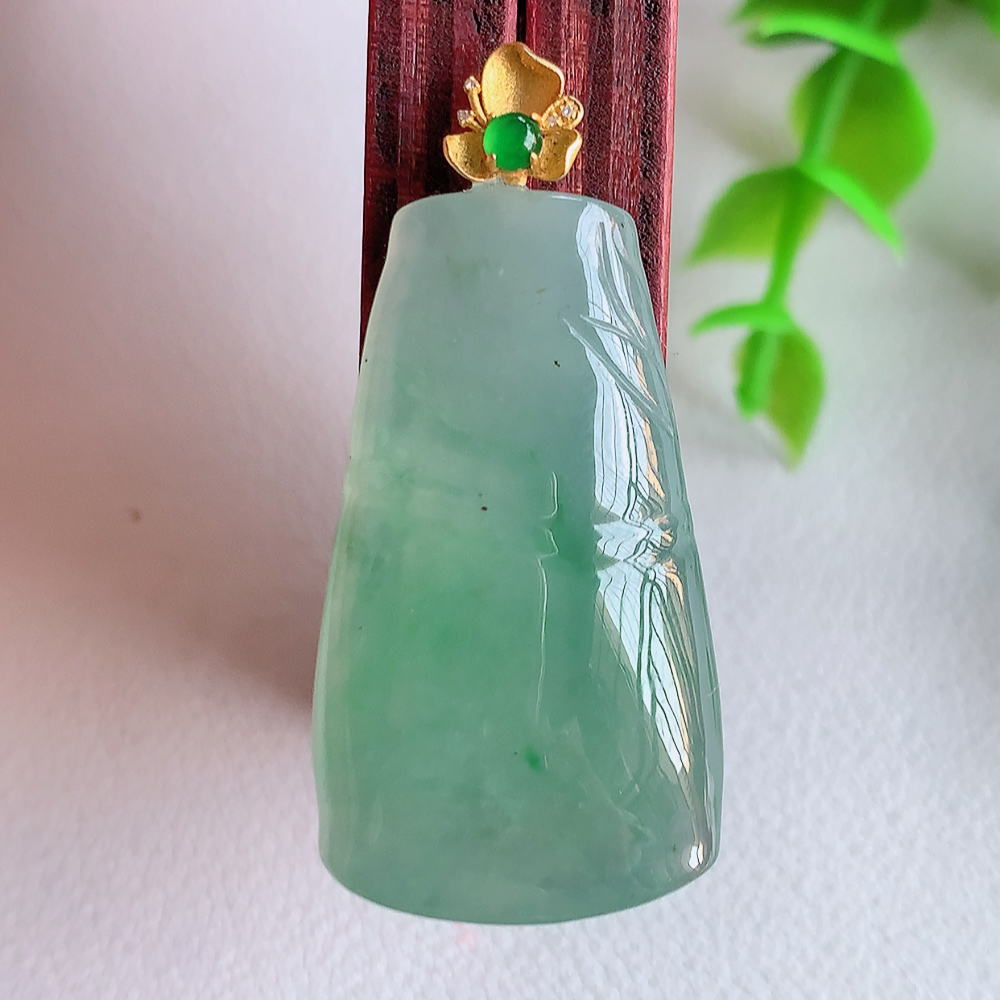 18k金扣冰润竹节翡翠吊坠，寓意“节节高升，官运亨通，前程似锦”竹节比喻美好品德，君子比德于玉，清秀高雅  W01.31  尺寸：32.5-18.6-6.8mm