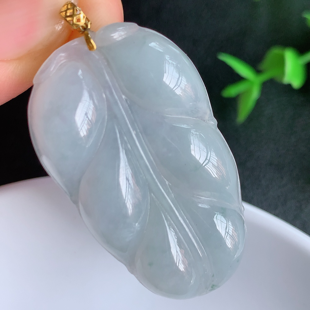 18k金扣冰润金枝玉叶翡翠吊坠  老种起胶感  飘花灵动  寓意“金枝玉叶，大业有成，一夜成名”  饱满大气，水润通透。W49.31  尺寸：39.5-23.8-5.6mm