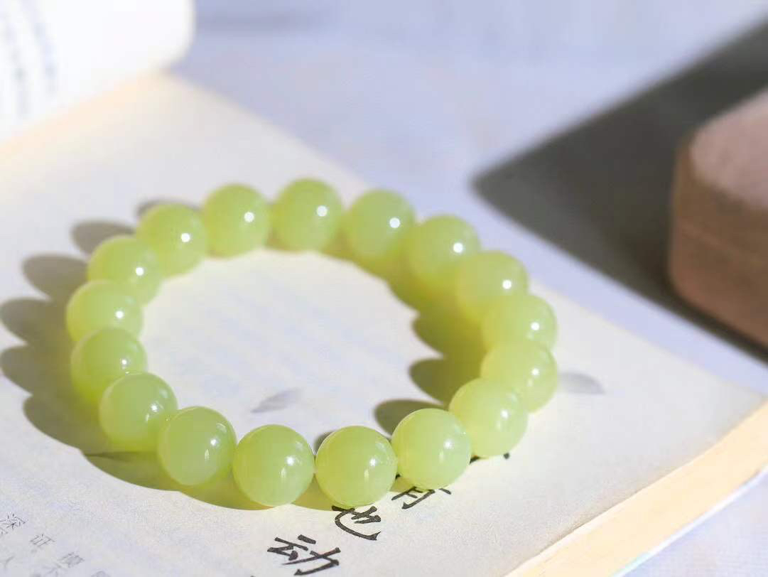 【珠圆玉润.手串】

精品和田玉黄口珠圆玉润手串 玉质温润细腻  整串打磨圆润，佩戴舒适。珠珠落玉盘