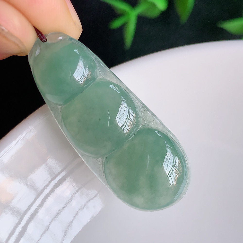 冰润福豆翡翠挂件，冰清玉洁  胶感十足  寓意“四季平安，福气满满”颜色鲜艳，清新自然，饱满通透   W357.31  尺寸：37-15-5mm