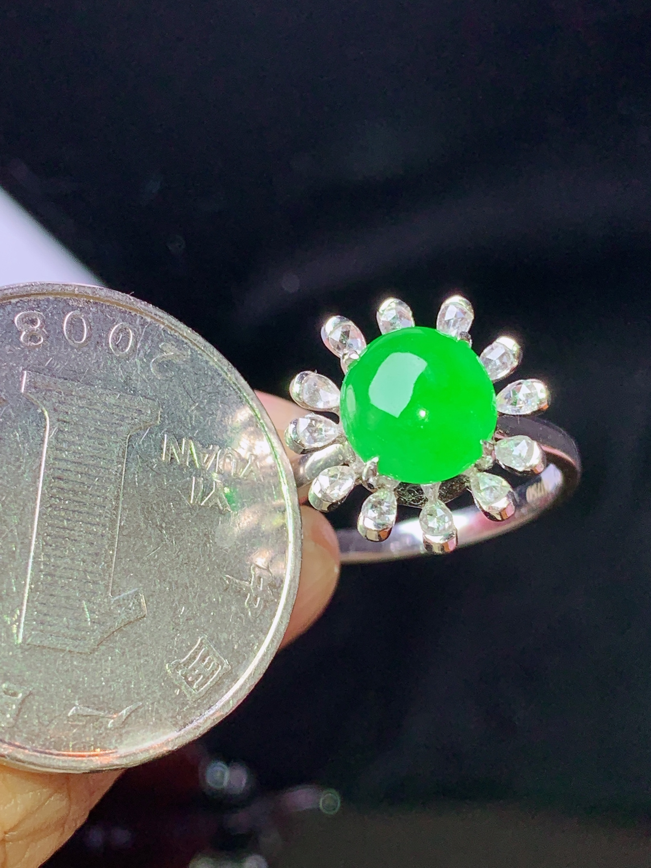 18k金钻镶嵌满绿蛋面戒指 玉质细腻 色泽艳丽清新 水润亮眼 圈口14.5 整体尺寸14.2*14*8.8j3