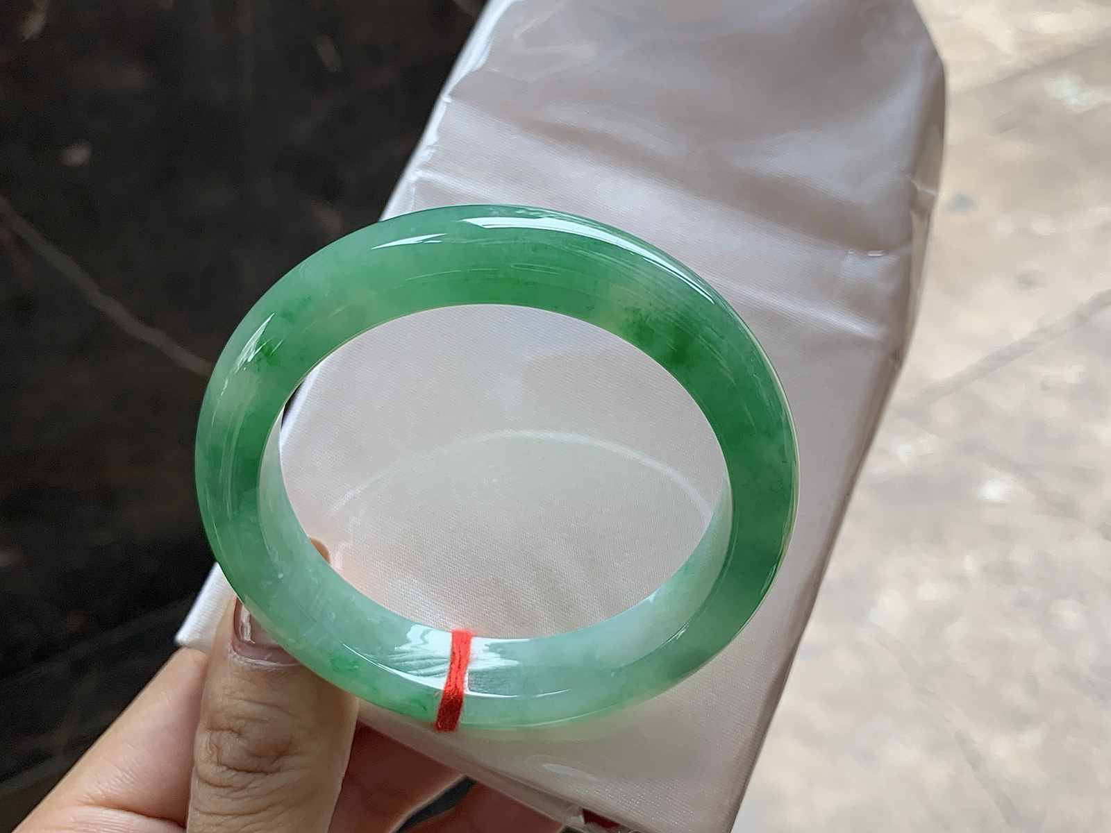 54.5-12.6-8.6

带色手镯^_^ 颜色浓郁～ 细腻清爽