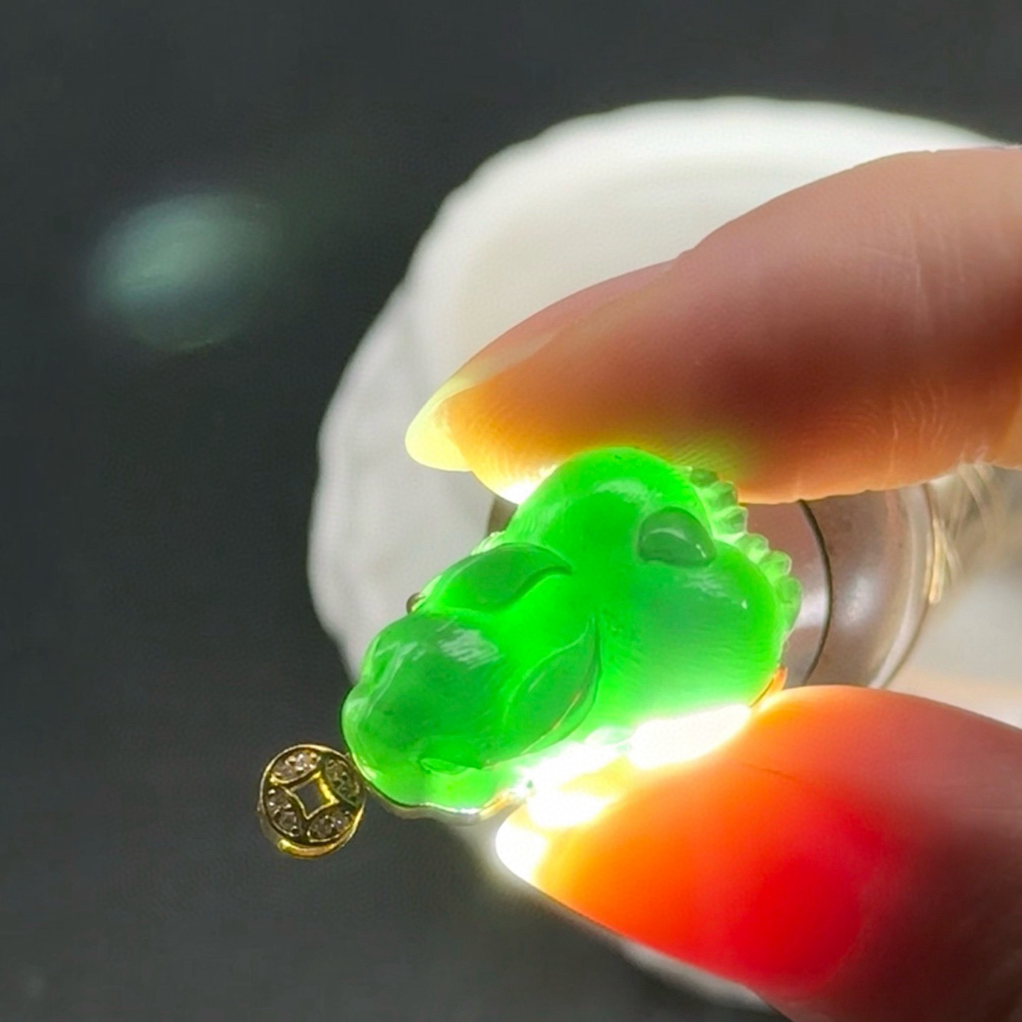 精品18k墨翠兔子小吊坠 种好色正 黑度极好 打灯通透 油性十足 尺寸25.8