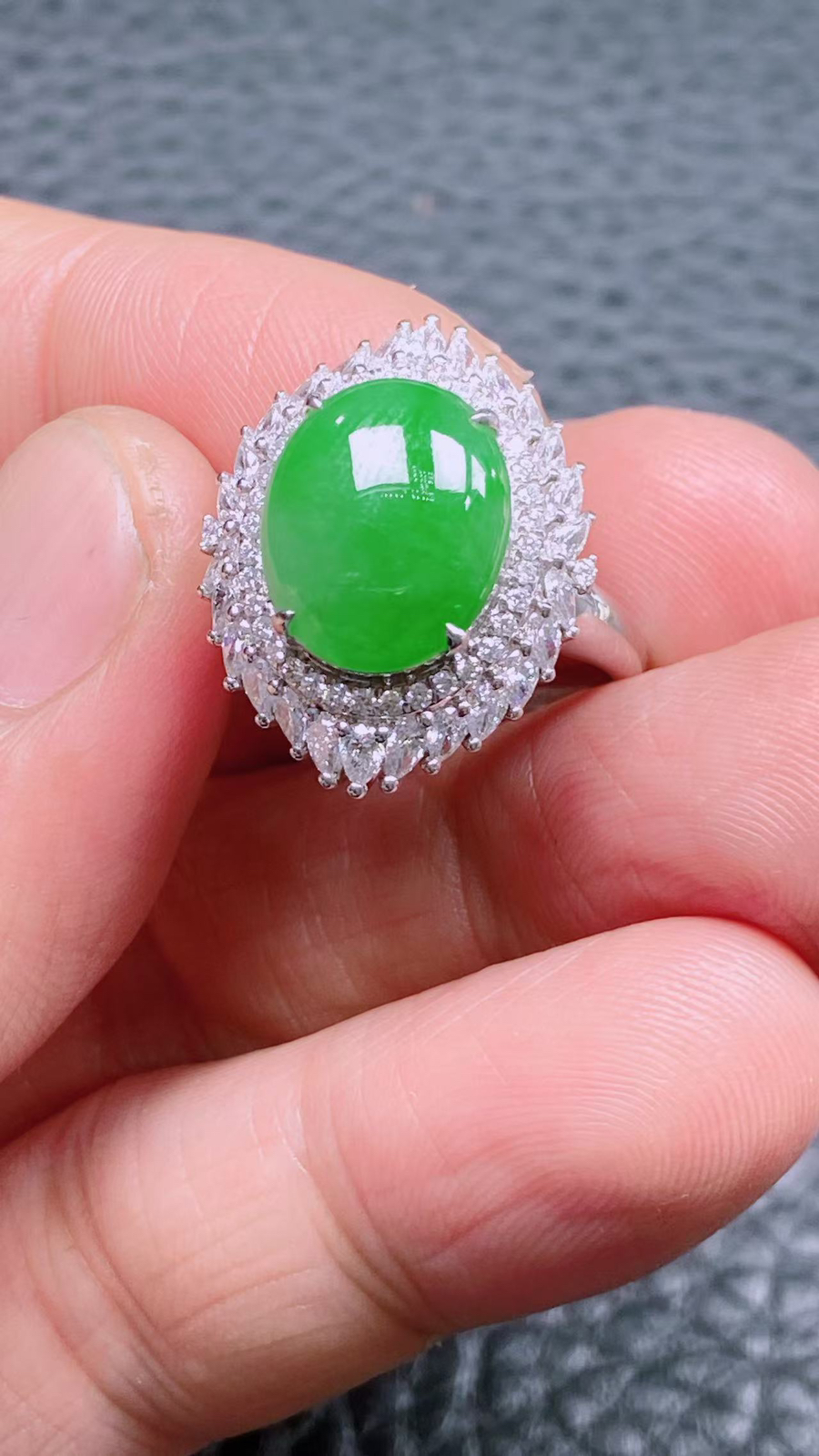 18k金镶嵌内径17mm豪华戒指！尺寸:镶嵌后: 镶21-16-10 裸石:12.4-10