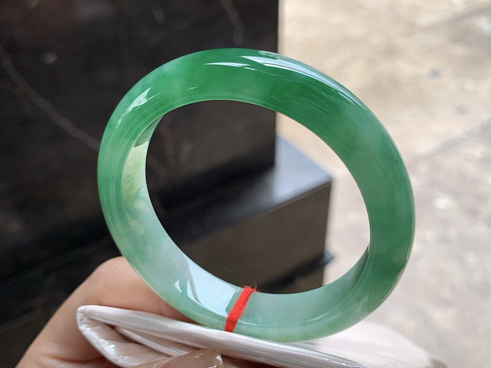 54.5-12.5-8.2

带色手镯^_^ 细腻清爽的底子 颜色浓郁