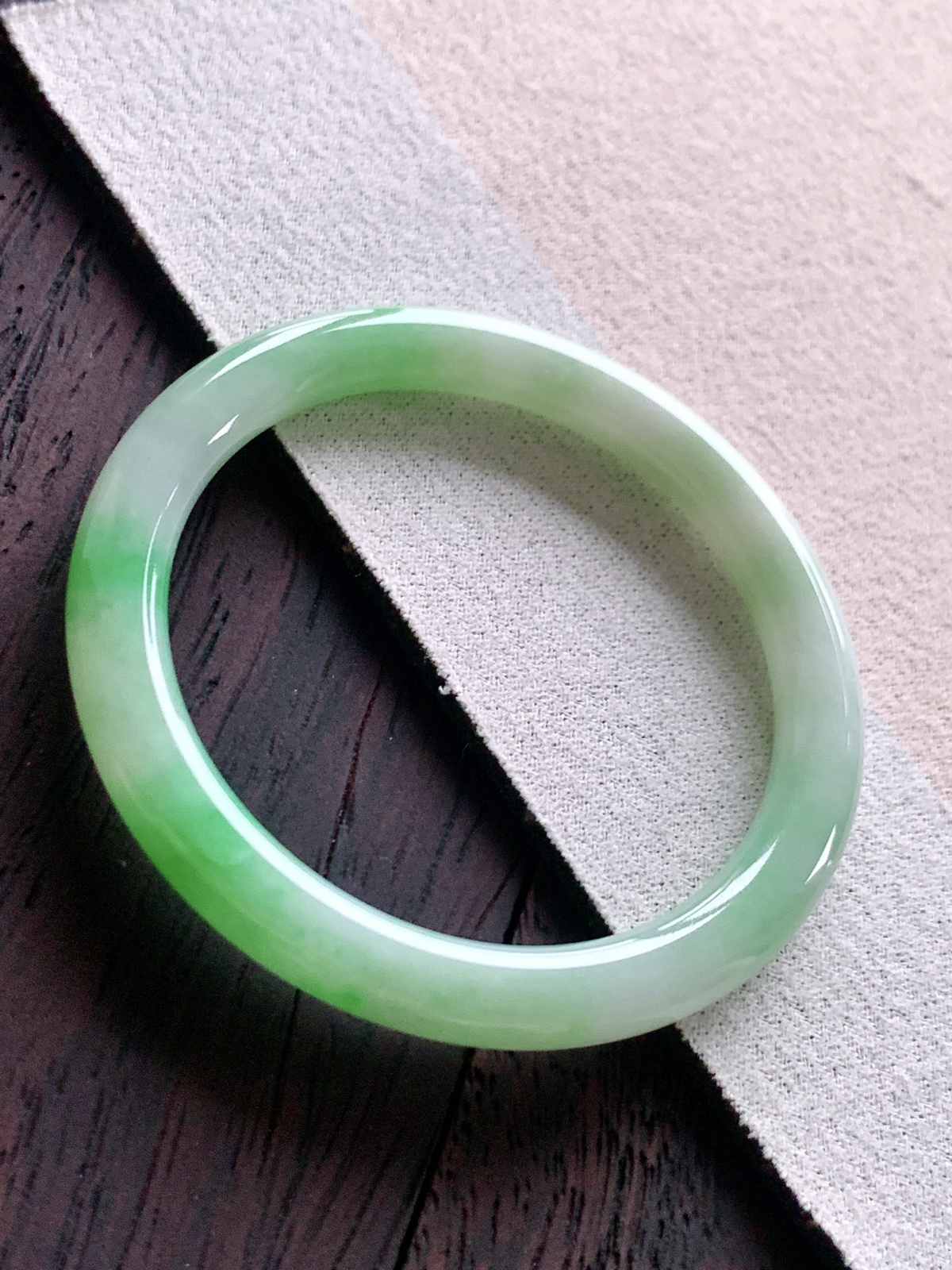 圆条 圈口55 56
【尺寸】54.8-6.7-7.4
冰飘花 种老细腻 有细纹