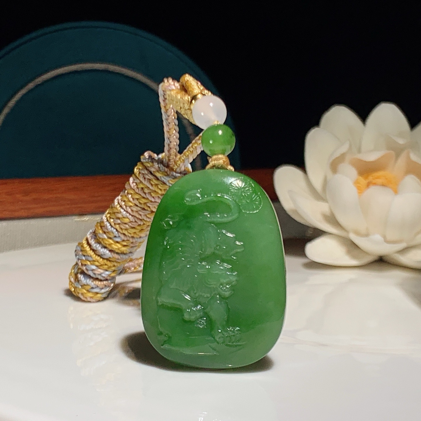 和田玉阳绿俄罗斯碧玉虎虎生威下山虎挂件。尺寸35/26/8重17克。玉质细腻油润。手推出油。佩戴高端