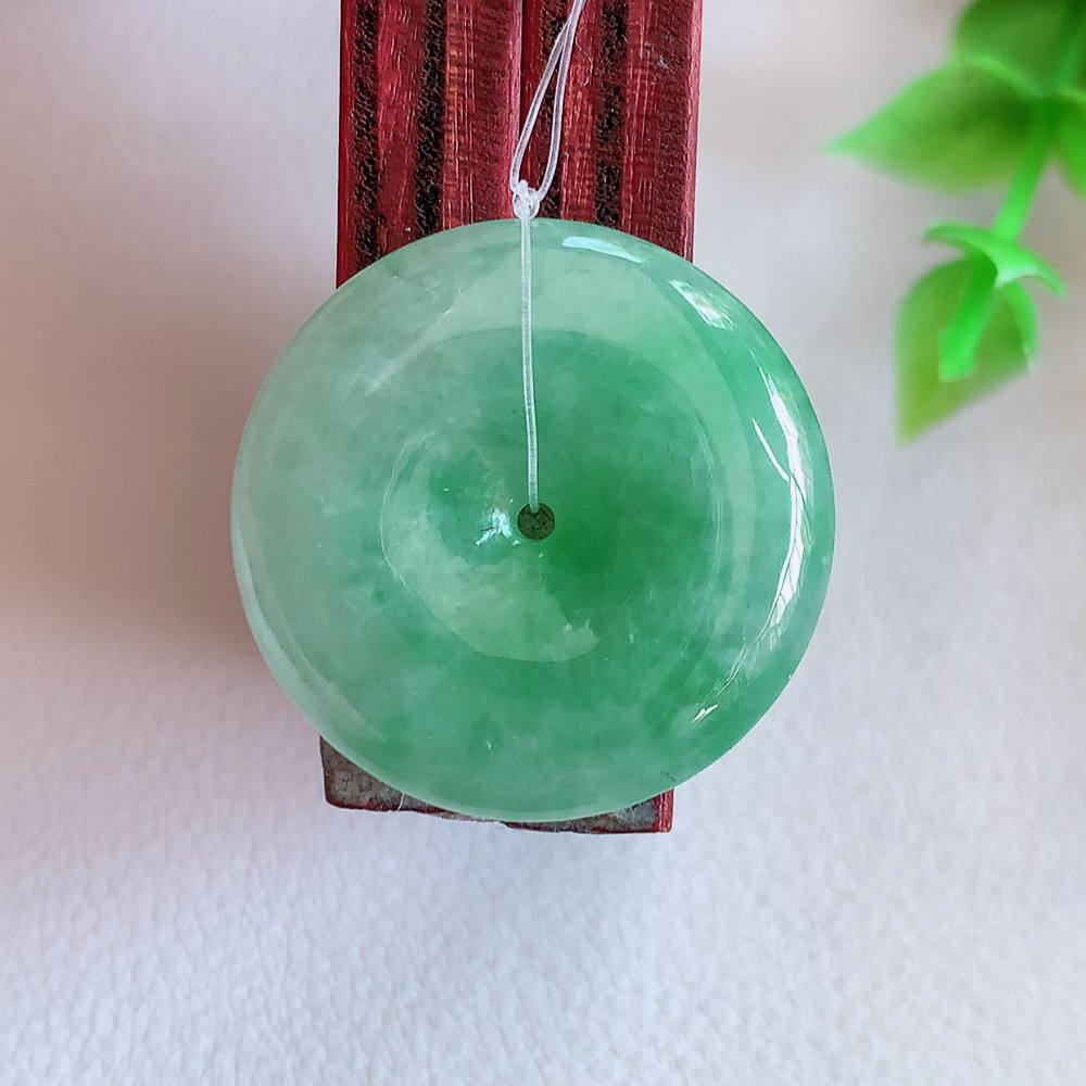 冰润飘绿平安扣吊坠，厚装饱满，冰润剔透，细腻水足，种质润泽，飘花灵动，佩戴优雅大气，W49.31   尺寸：22.8-5.1mm