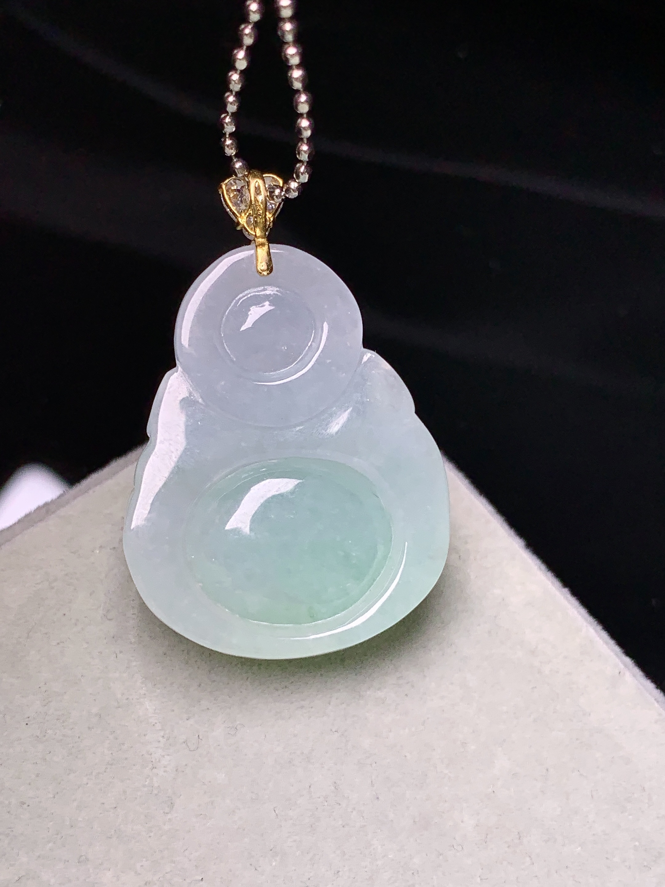 18k金莫桑钻镶嵌飘绿佛公吊坠 玉质细腻 色泽艳丽清新 水润亮眼 整体尺寸30.5*20.5*8.3e1