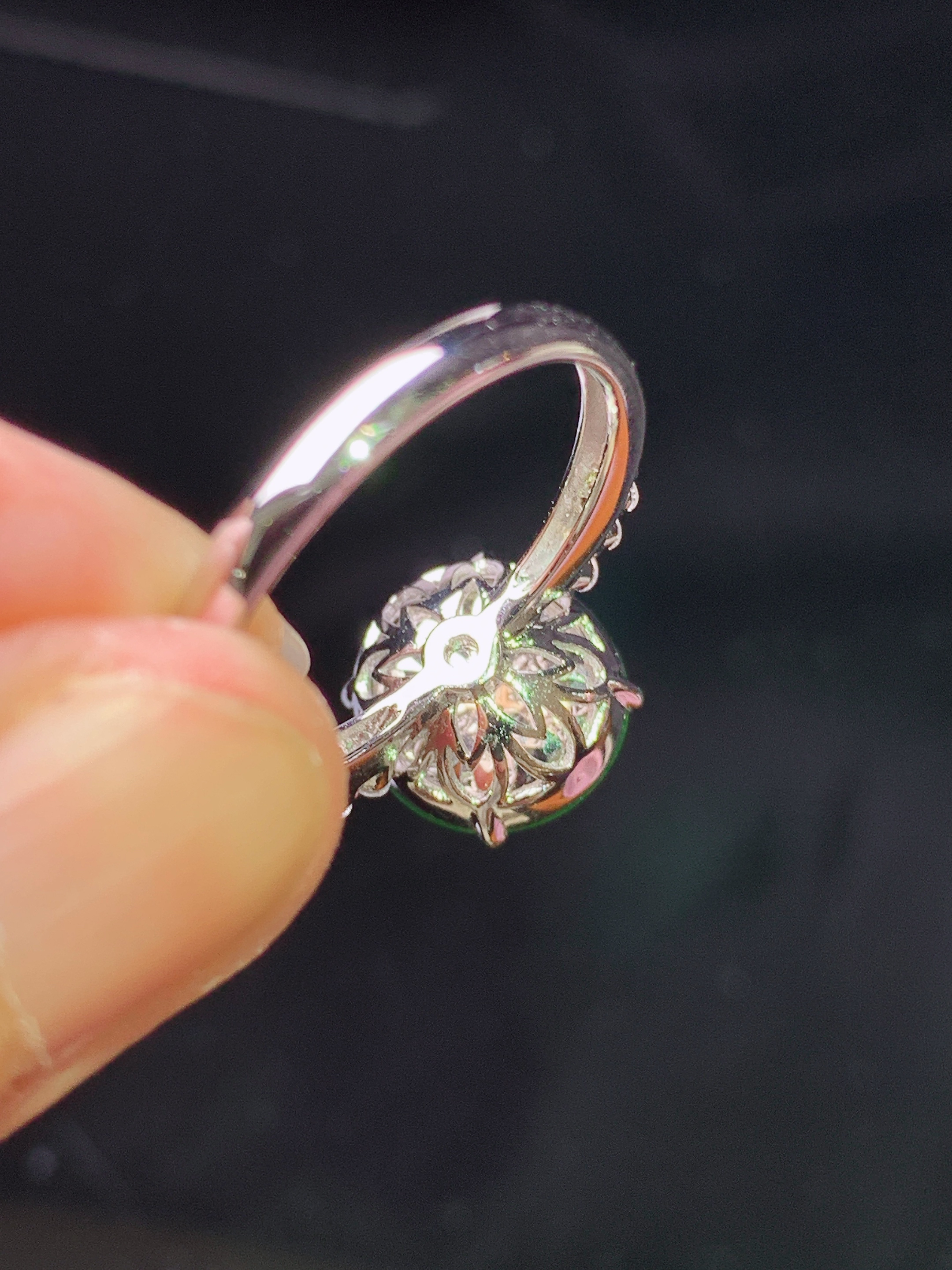 18k金钻镶嵌翠绿蛋面 玉质细腻 色泽艳丽清新 水润亮眼 圈口14.5 整体尺寸10.5*10*4.2L2