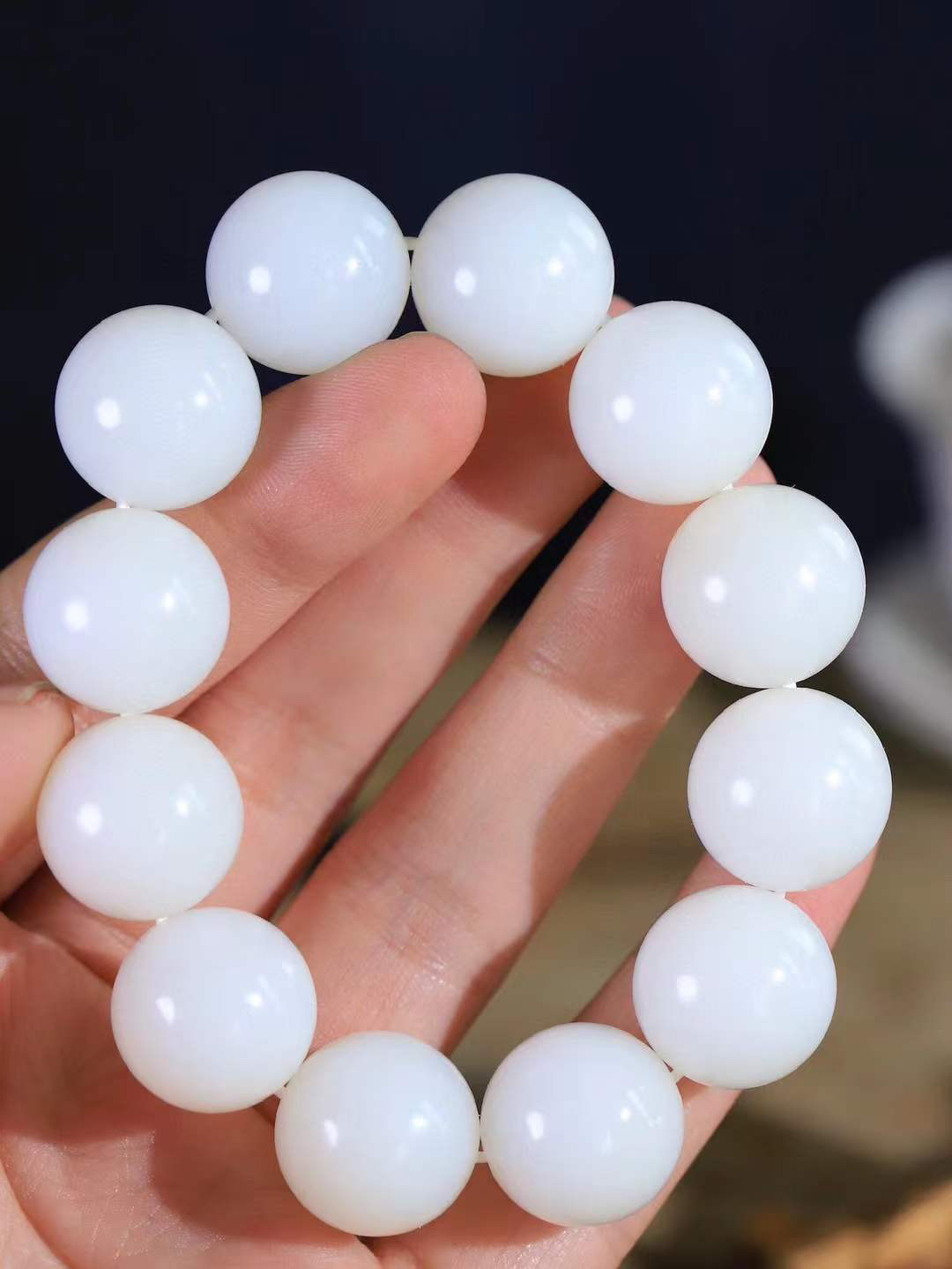 【珠圆玉润.手串】

精品和田玉白玉珠圆玉润手串 玉质温润细腻  整串打磨圆润，佩戴舒适。珠珠落玉盘，间关莺语花底滑，一生美好时光，无论身在何处，都有它相伴相守。事事顺遂，幸福美满，吉祥如意。重109克 尺寸取一18mm  7940178A