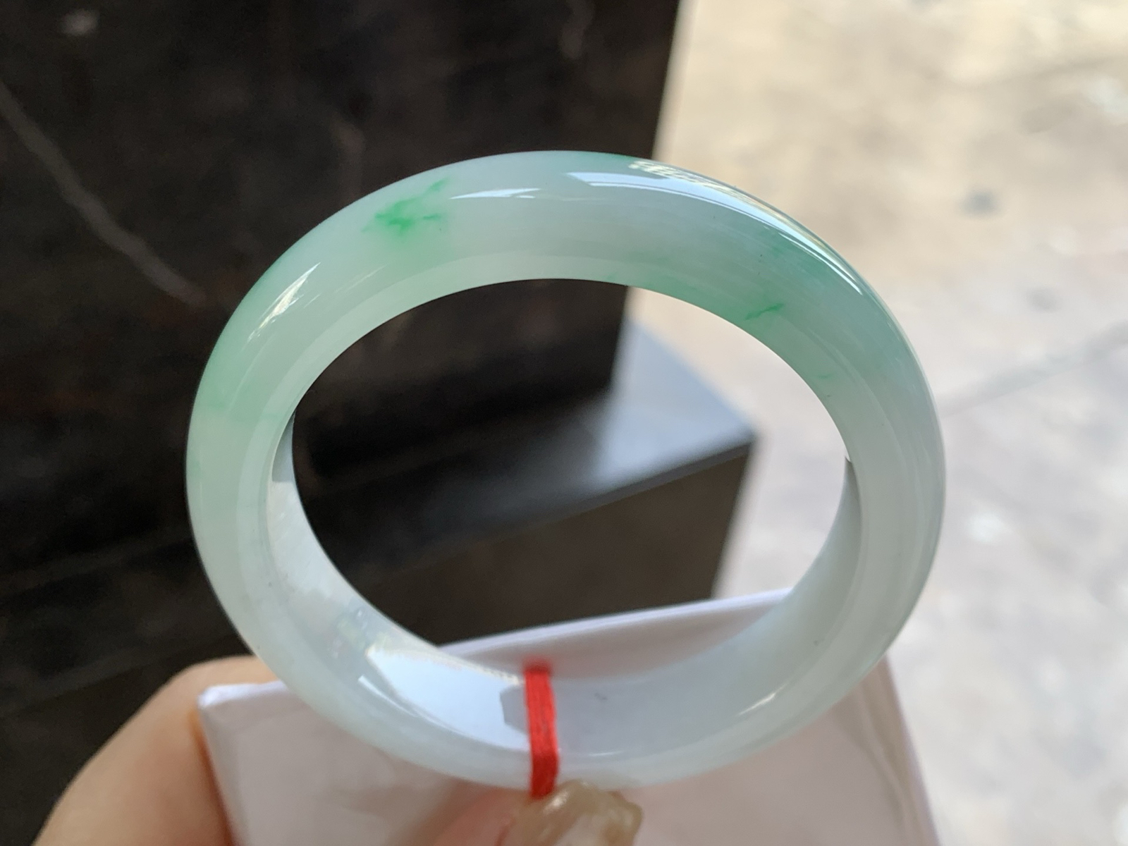 53-12.5-8.5

阳绿色手镯^_^底子细腻有种水 绿色点缀