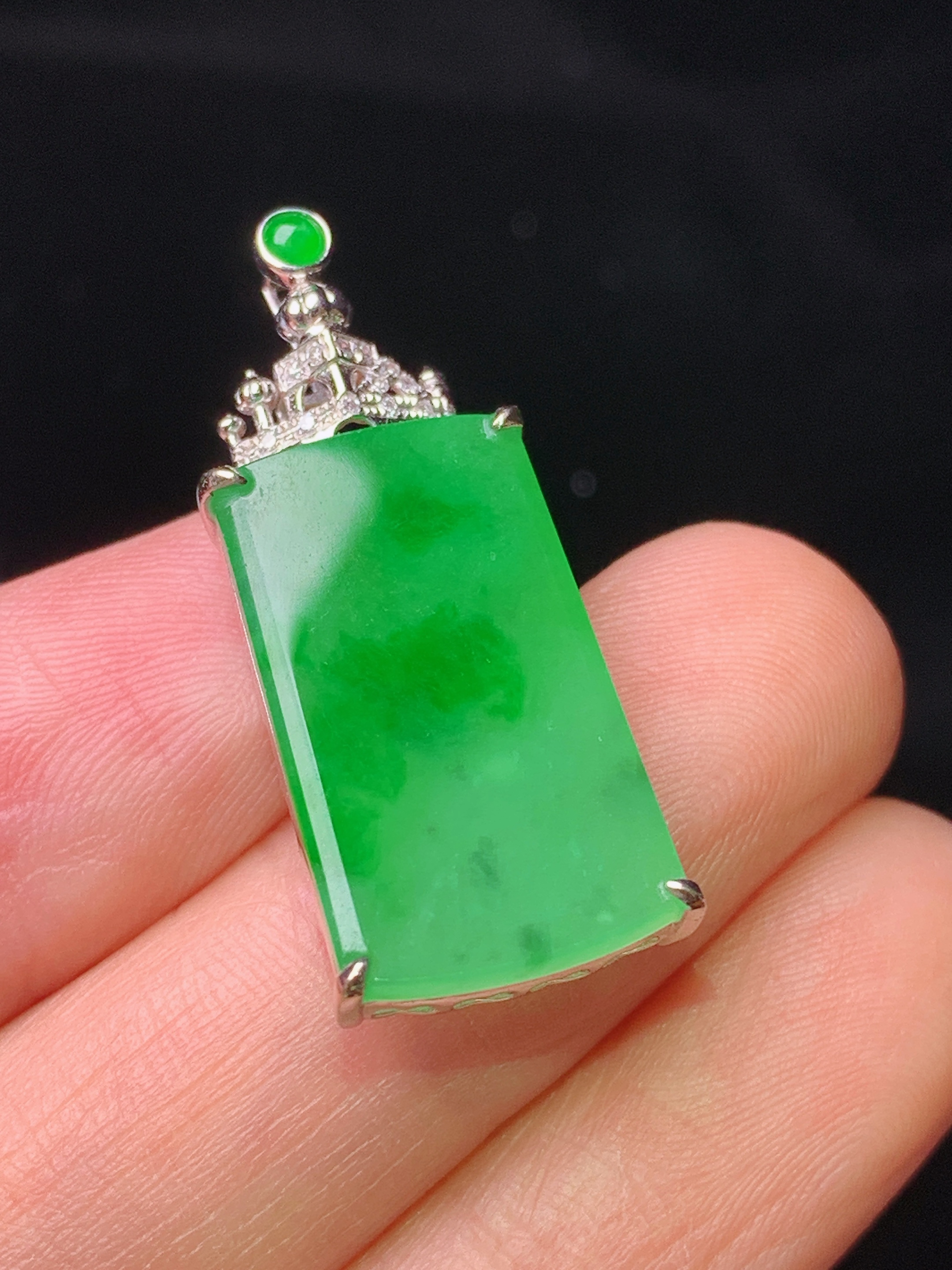 18k金钻镶嵌翠绿无事牌吊坠 玉质细腻 色泽艳丽清新 水润亮眼 整体尺寸31.2*12.7*5b1