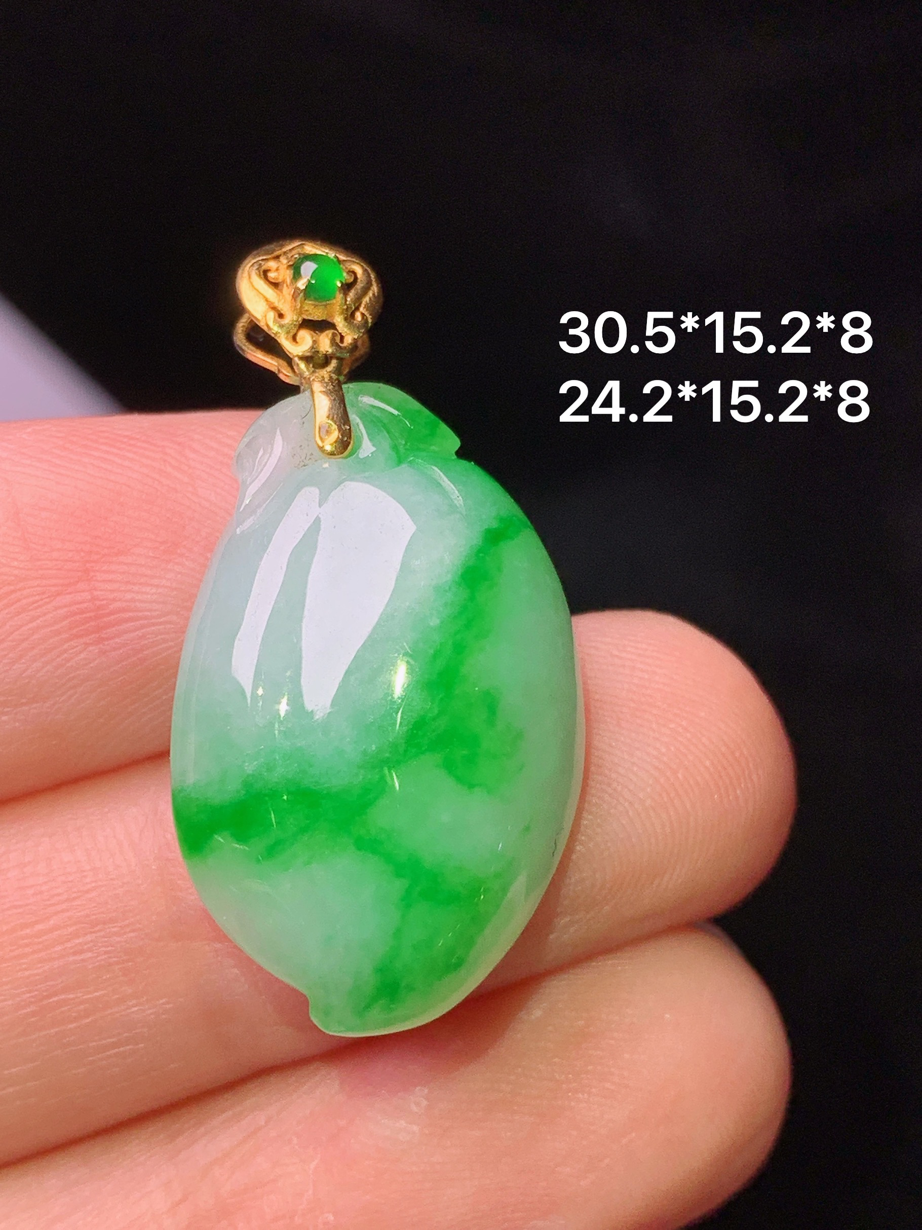 18k金镶嵌飘绿福瓜吊坠 玉质细腻 色泽艳丽清新 水润亮眼 整体尺寸30.5*15.2*8z1