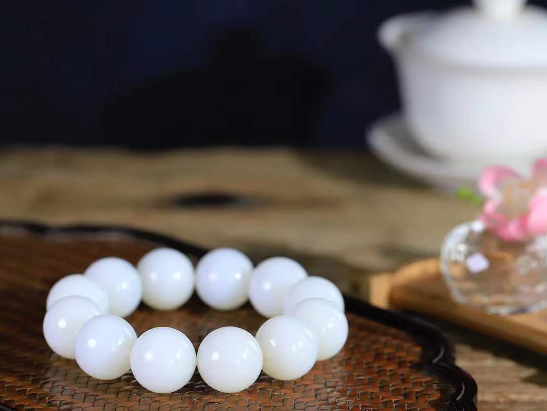 【珠圆玉润.手串】

精品和田玉白玉珠圆玉润手串 玉质温润细腻  整串打磨圆润，佩戴舒适。珠珠落玉盘