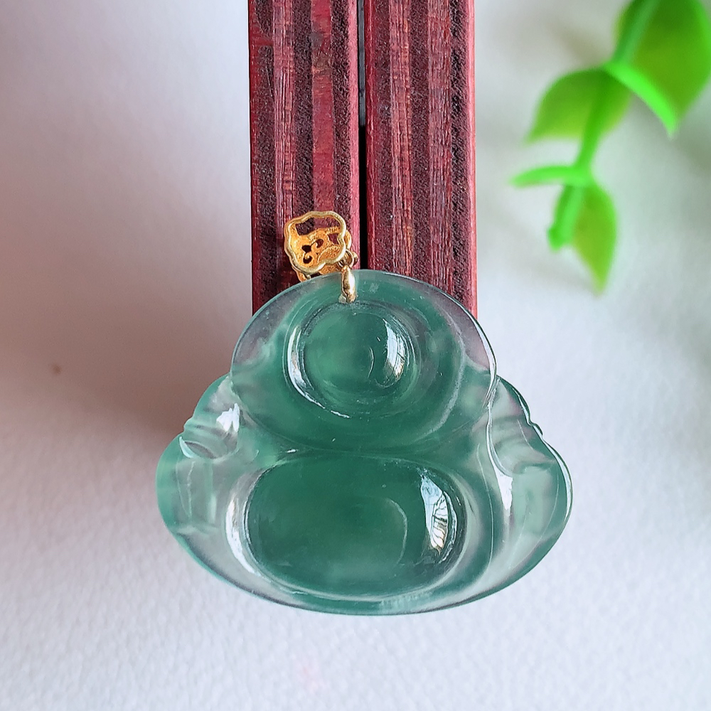 18k金扣蓝冰佛公挂件 玉质细腻  精雕弥勒佛，笑佛福耳垂肩，面相喜庆，开怀大笑，憨态可掬。惟妙惟肖