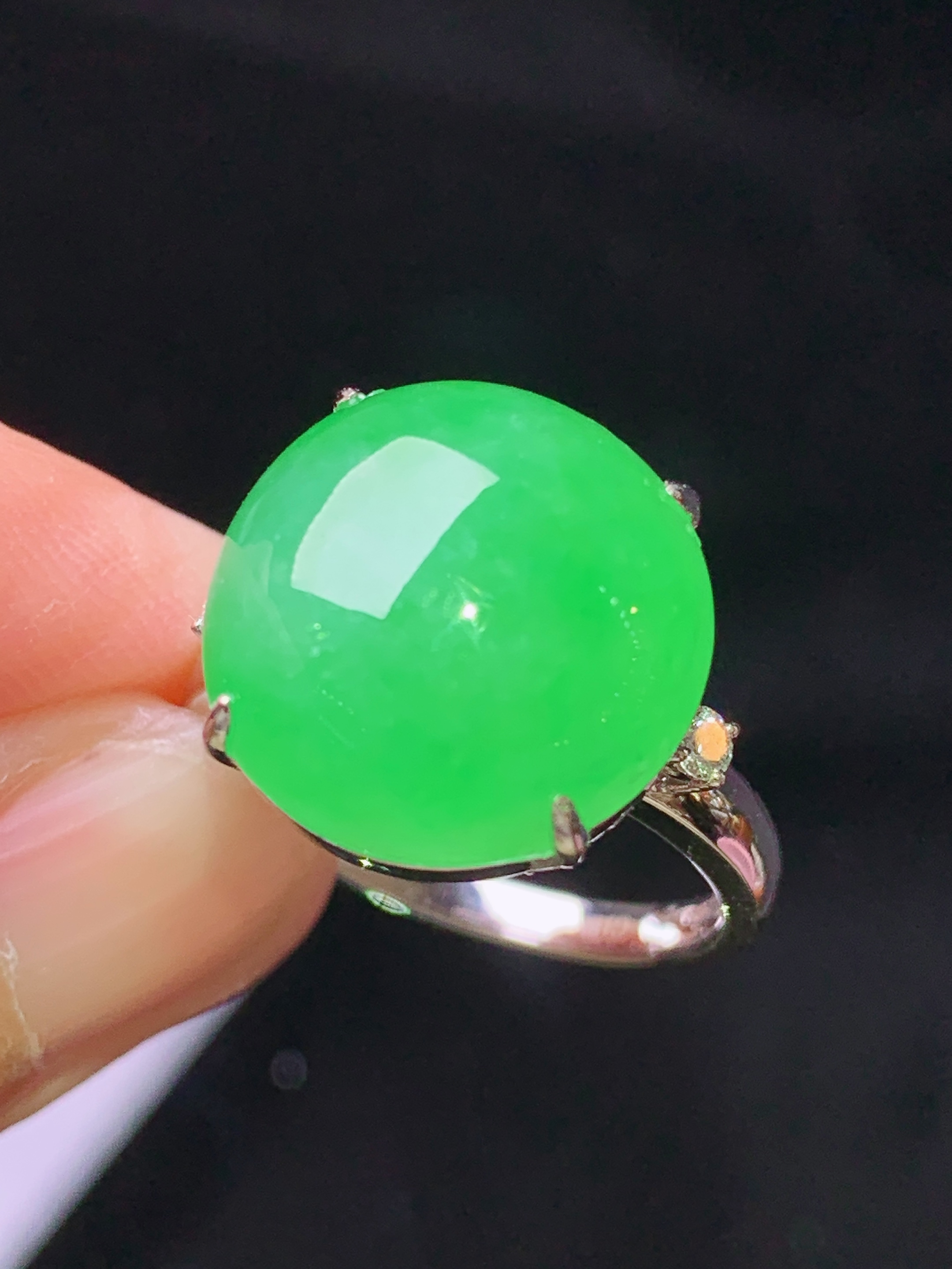 18k金钻镶嵌翠绿蛋面戒指 玉质细腻 色泽艳丽清新 水润亮眼 圈口13.5 整体尺寸14.8*14.2*6.8L2