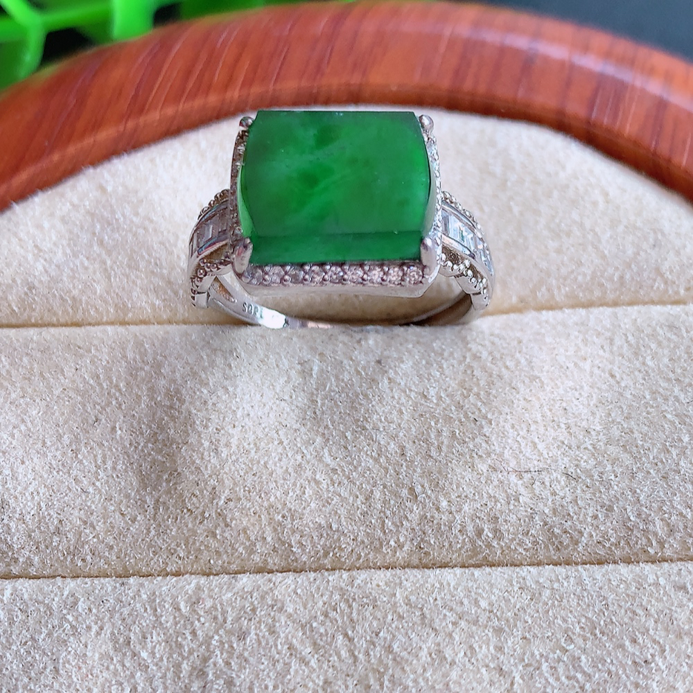 冰满绿精美方形翡翠戒指  玉质细腻  冰清玉润  飘花灵动  颜色漂亮  W502.31  内径尺寸