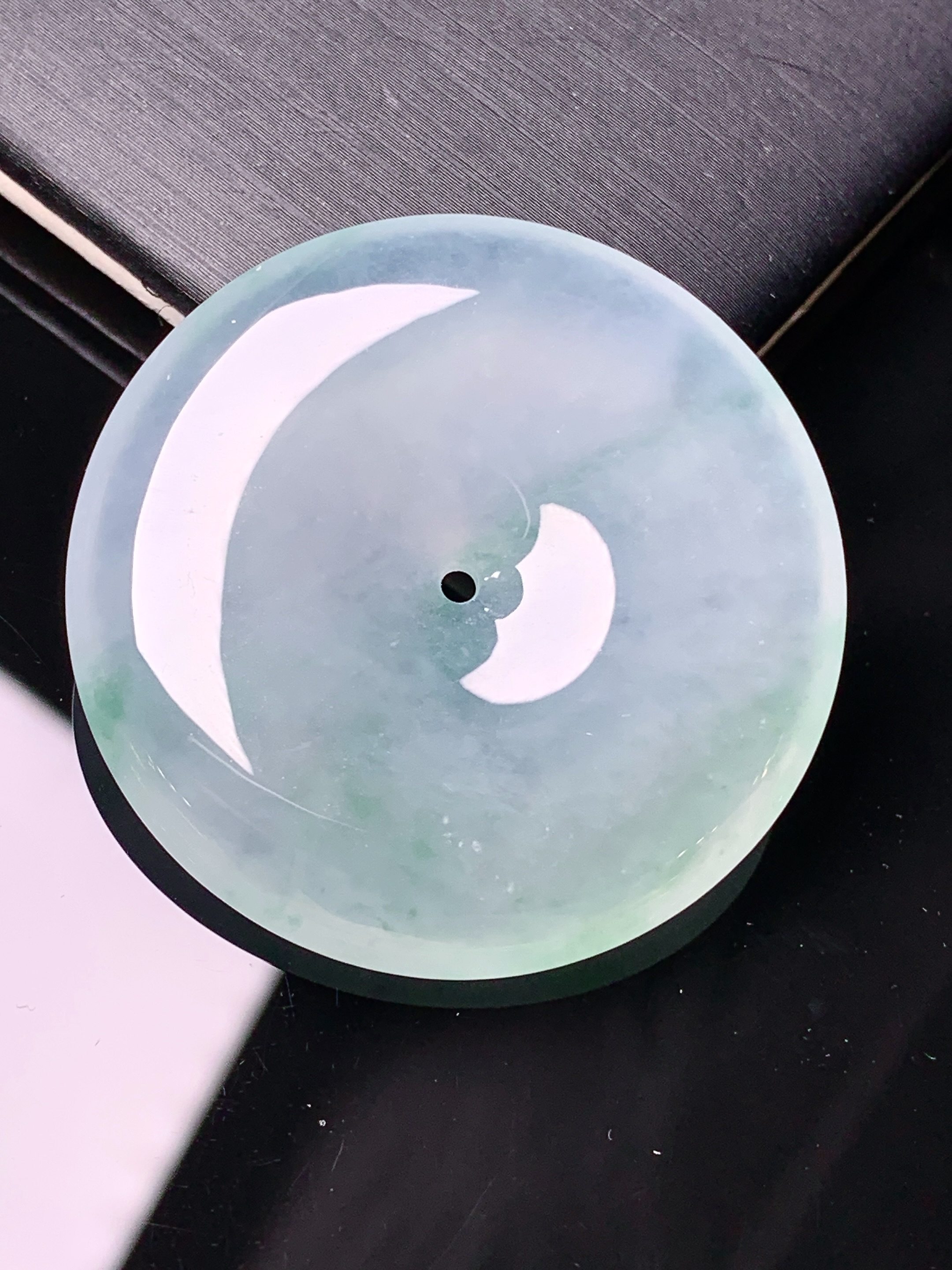 冰种平安扣吊坠 玉质细腻 色泽艳丽清新 水润亮眼 整体尺寸36.6*6.2x1