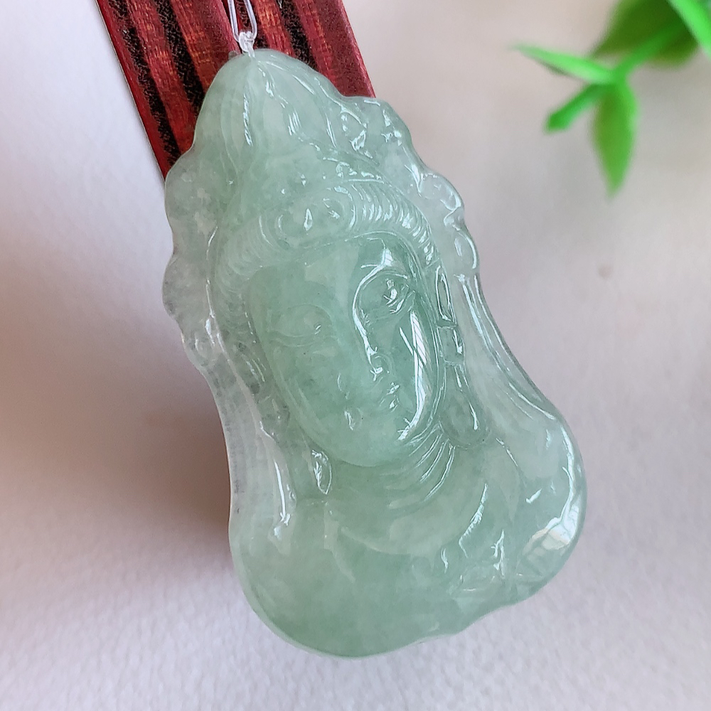 冰润精雕观音吊坠，法相端庄大气，工艺精湛，种色浓郁，细腻饱满冰润，种老水足，收藏佳品，佩戴大气  W49.31   尺寸：37.5-22.5-4.8mm