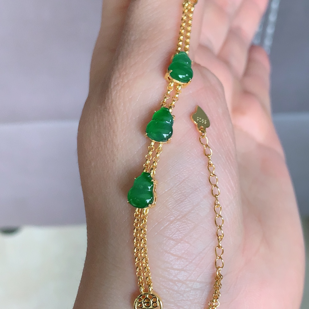 冰润翡翠满绿葫芦手链，水水润润，珠圆玉润，颜色鲜艳，妙明清净，清秀高雅，佩戴效果优雅迷人！性价比超值 W481.31 取一尺寸：11-6.2-4.6mm    裸石尺寸大： 8-6mm