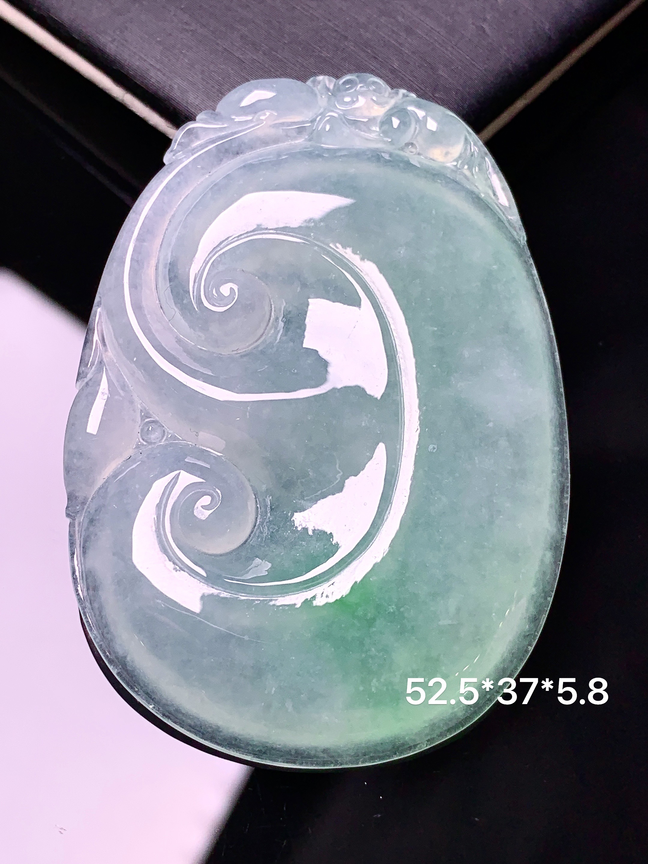 飘绿如意吊坠 玉质细腻 色泽艳丽清新 水润亮眼 整体尺寸52.5*37*5.8a2