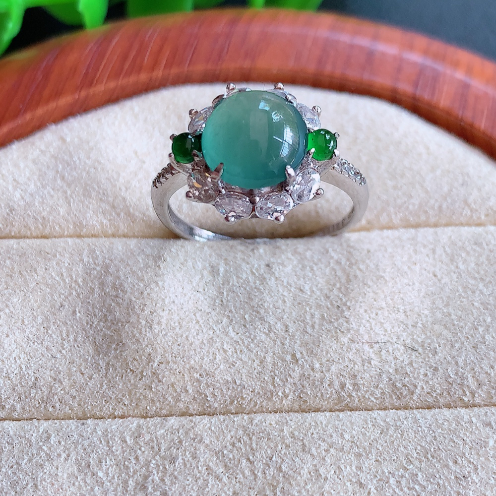 冰晴水精美环形翡翠戒指  玉质细腻  冰清玉润  飘花灵动  颜色漂亮  W502.31  内径尺寸：17.5-12.3-7.5mm  裸石尺寸：8.3mm