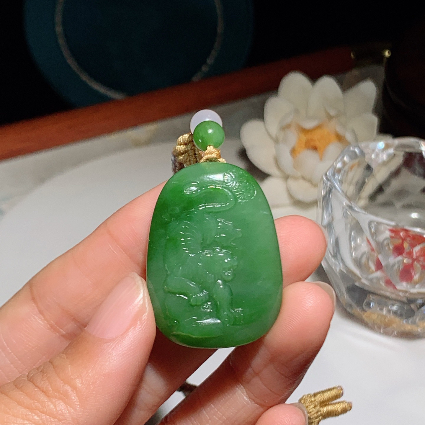 和田玉阳绿俄罗斯碧玉虎虎生威下山虎挂件。尺寸35/26/8重17克。玉质细腻油润。手推出油。佩戴高端典雅。lt251220