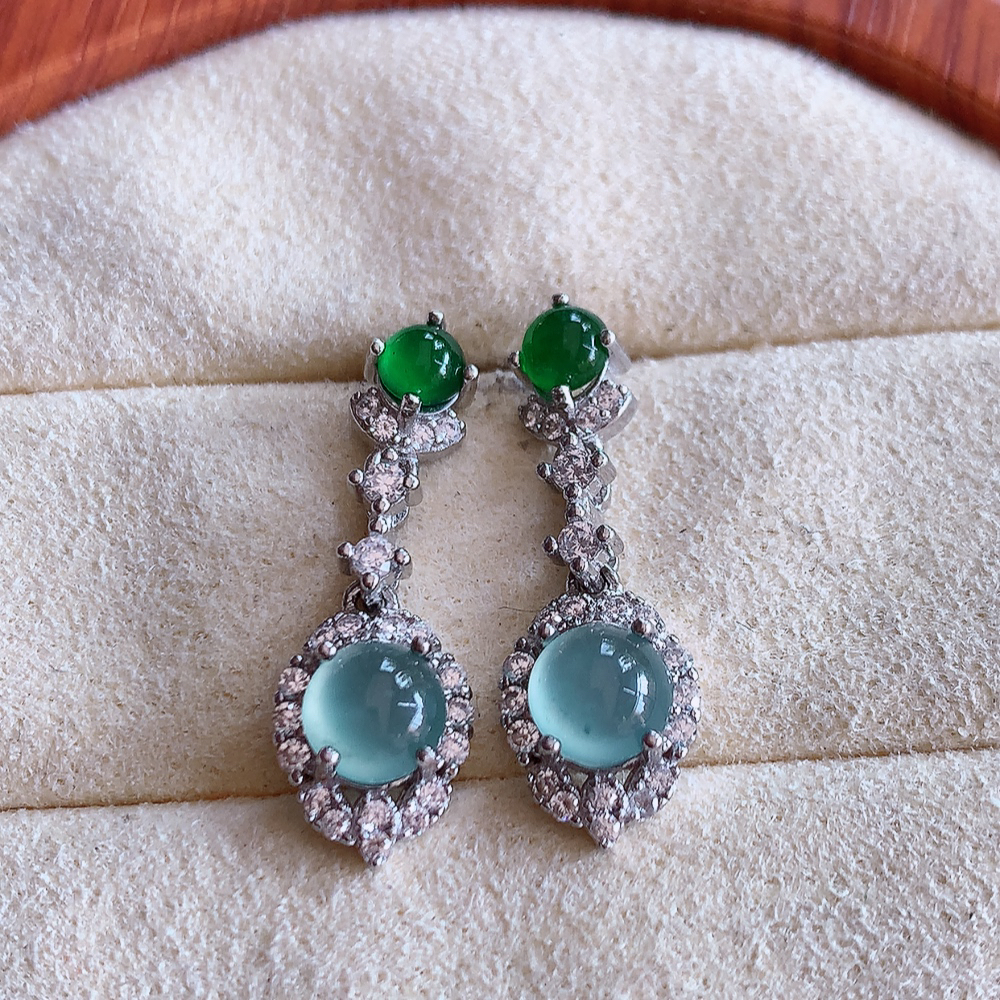冰晴水翡翠925银镶嵌耳钉，自然光实拍，翠色灵动，颜色漂亮，种老水足，品相佳，佩戴佳品！W502.31  取一整体尺寸：22.5-7.8-5mm  裸石尺寸：5.2mm