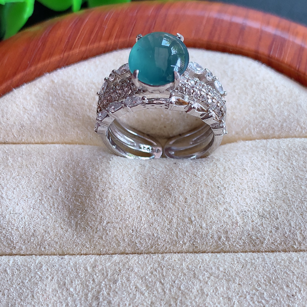 冰晴水精美环形翡翠戒指  玉质细腻  冰清玉润  飘花灵动  颜色漂亮  W502.31  内径尺寸：16-8.5-8.3mm  裸石尺寸：8.5-8mm