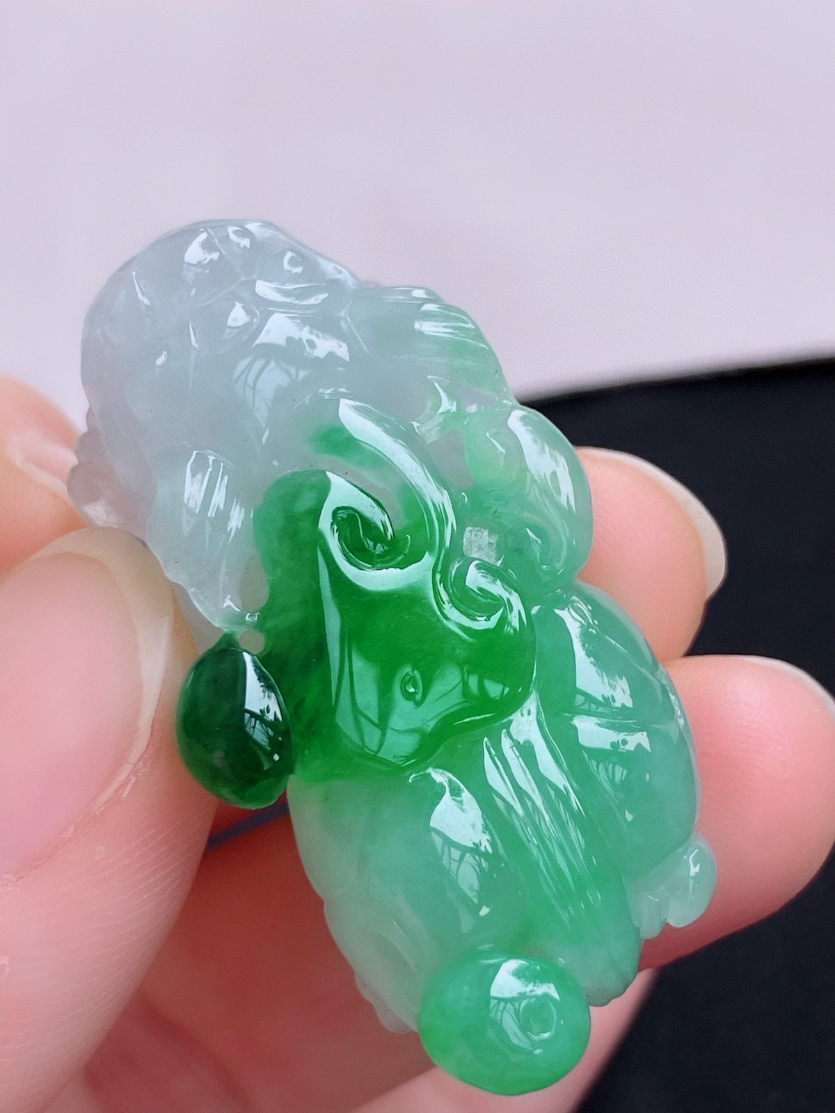 翠绿貔貅，晶莹剔透，色美清爽，尺寸38.6/18/11.8.