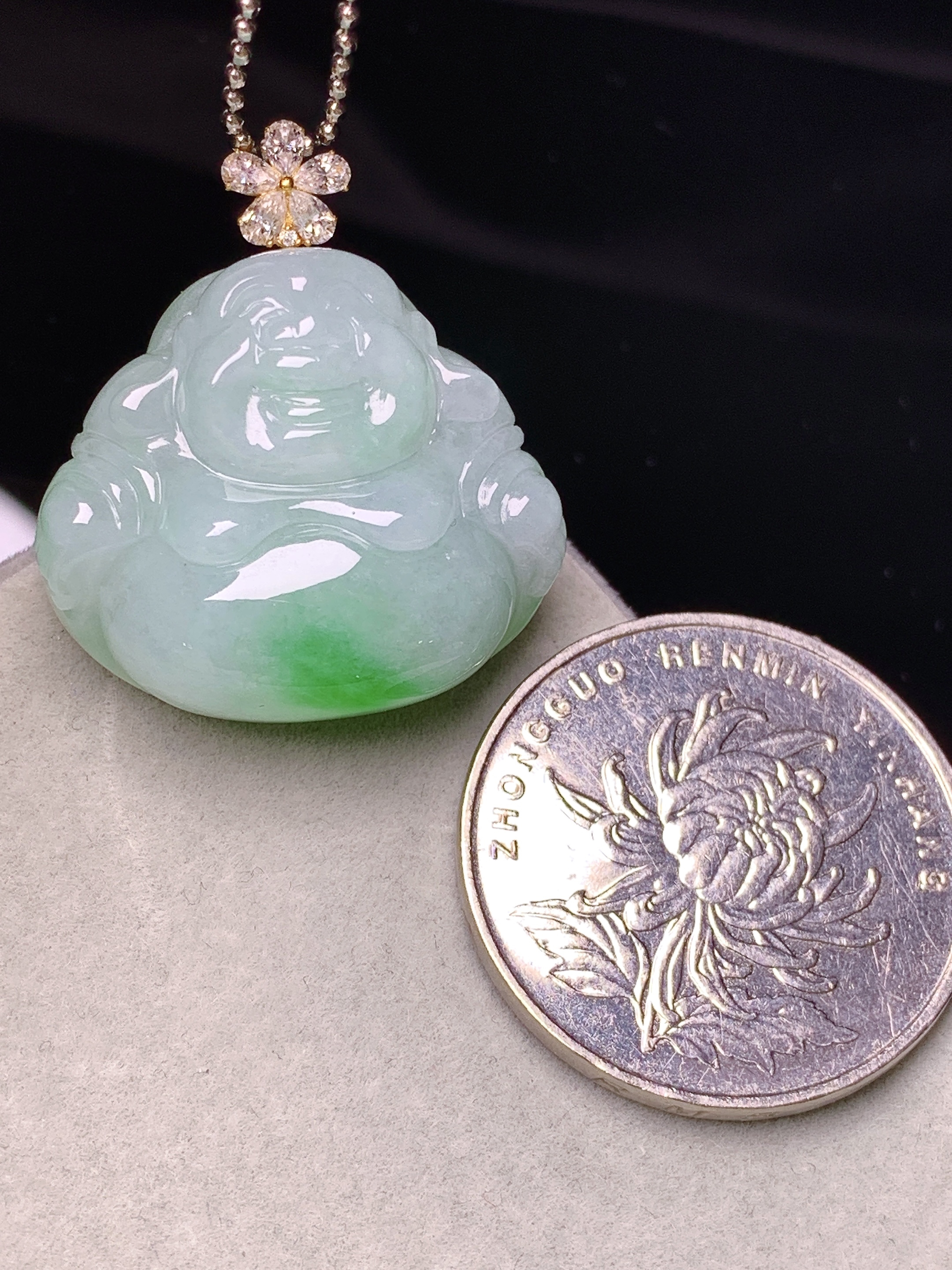 18k金莫桑钻镶嵌飘绿佛公吊坠 玉质细腻 色泽艳丽清新 水润亮眼 整体尺寸22.2*24.8*10.3e1