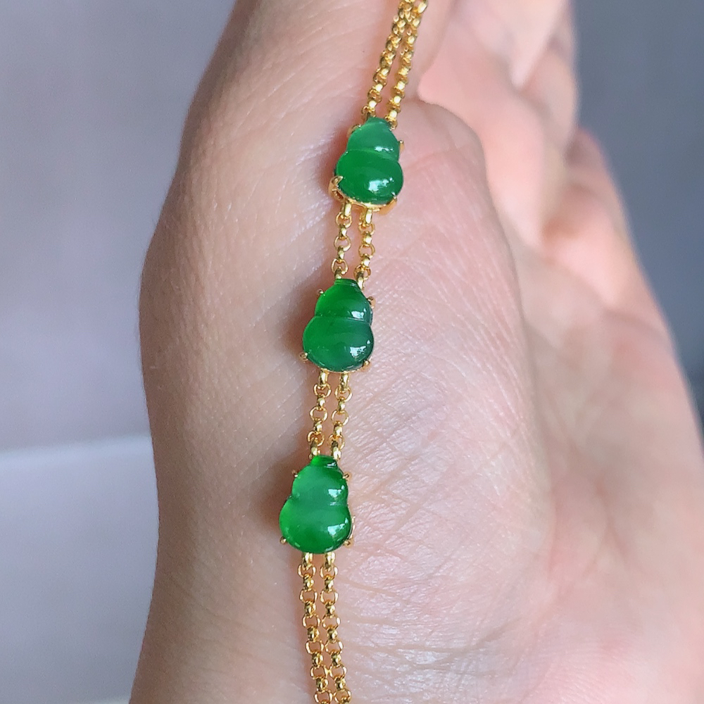 冰润翡翠满绿葫芦手链，水水润润，珠圆玉润，颜色鲜艳，妙明清净，清秀高雅，佩戴效果优雅迷人！性价比超值 W481.31 取一尺寸：11-6.2-4.6mm    裸石尺寸大： 8-6mm