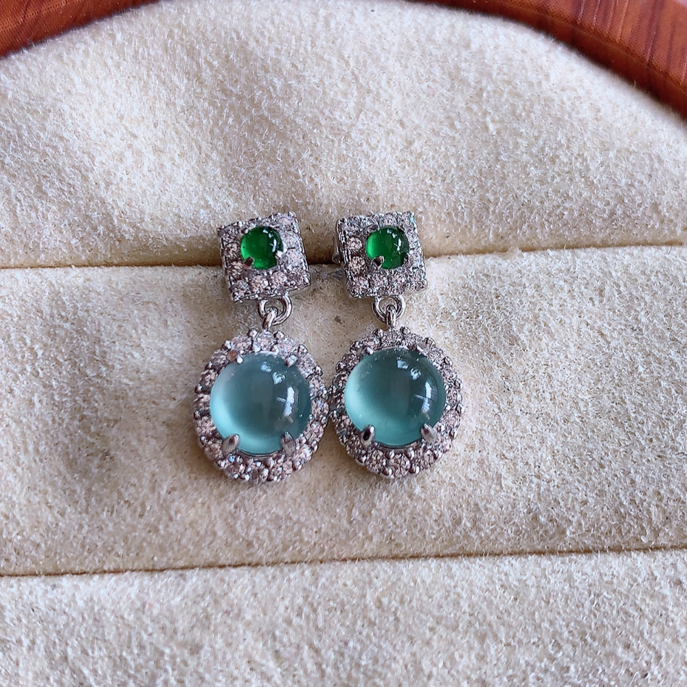 冰晴水翡翠925银镶嵌耳钉，自然光实拍，翠色灵动，颜色漂亮，种老水足，品相佳，佩戴佳品！W502.31  取一整体尺寸：15.5-7.5-4.6mm  裸石尺寸：5.5mm