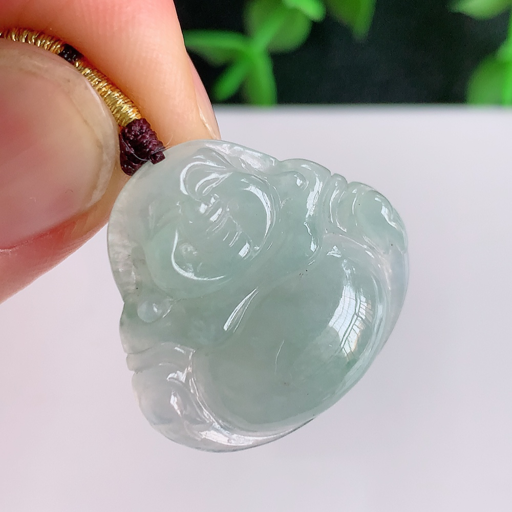 冰润佛公挂件 玉质细腻  精雕弥勒佛，笑佛福耳垂肩，面相喜庆，开怀大笑，憨态可掬。惟妙惟肖，寓意福禄双全，吉祥美满，笑口常开 W357.31  尺寸：23-24-5.8mm