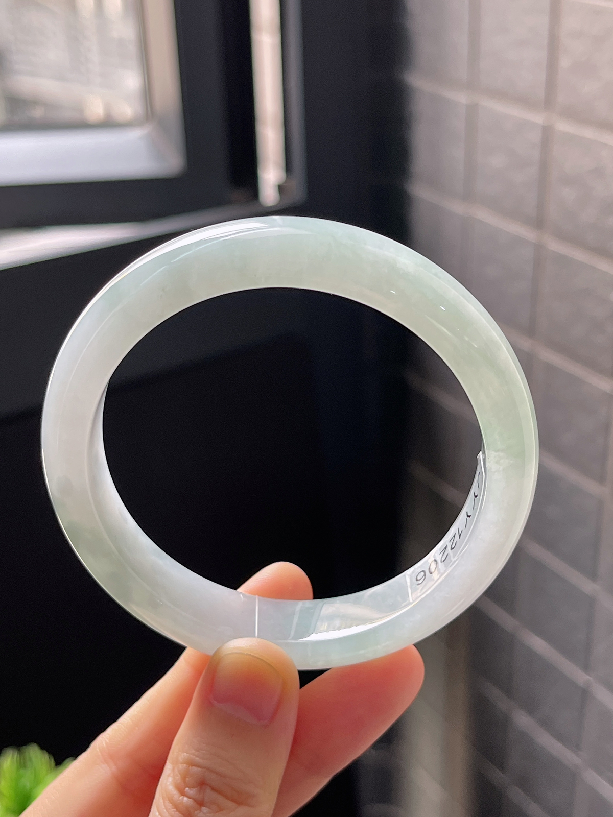 正圈57.7圈口，翡翠冰糯种淡绿色手镯