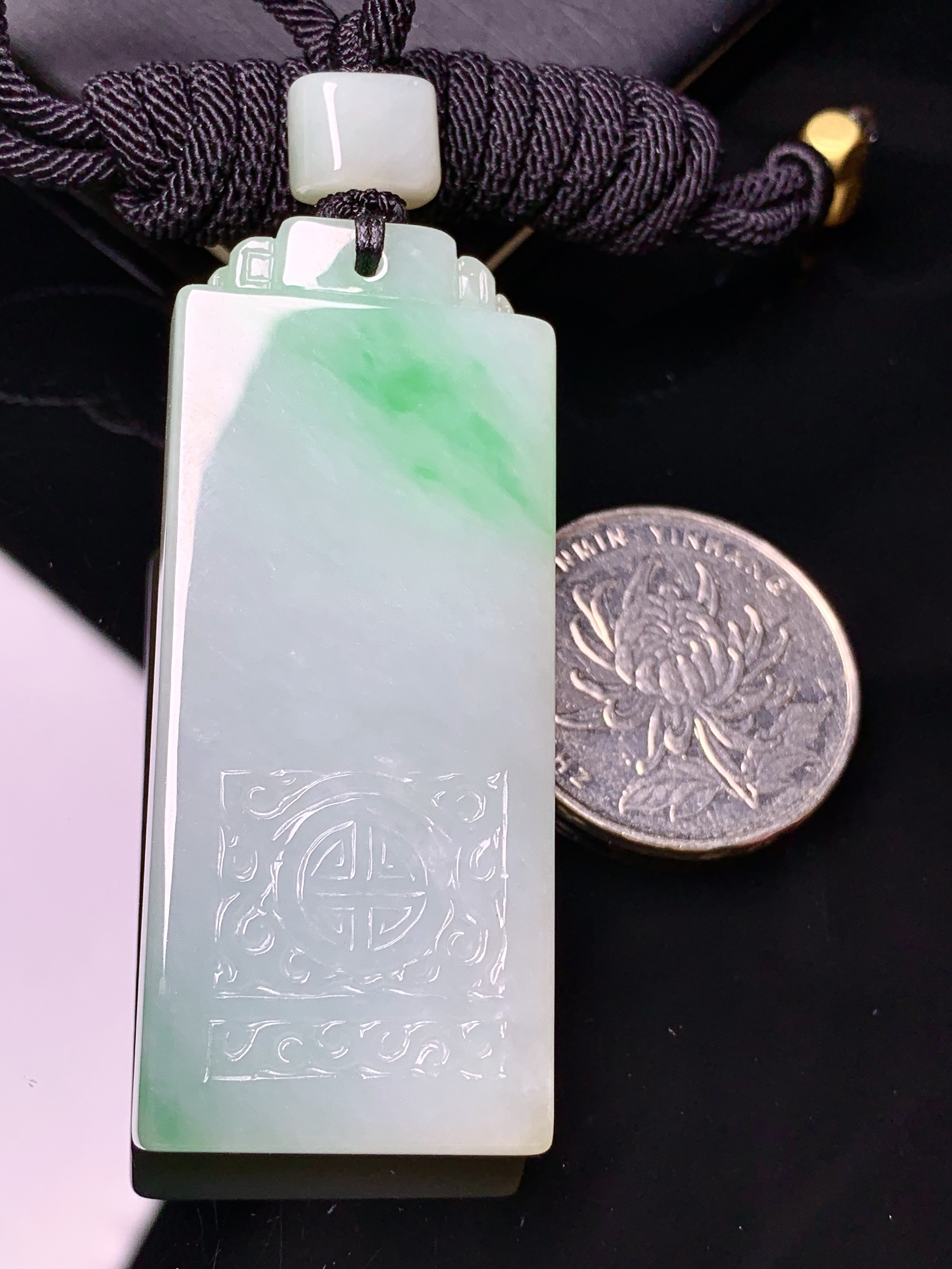 飘绿无事牌吊坠 玉质细腻 色泽艳丽清新 水润亮眼 整体尺寸54.2*22.8*6.5L1