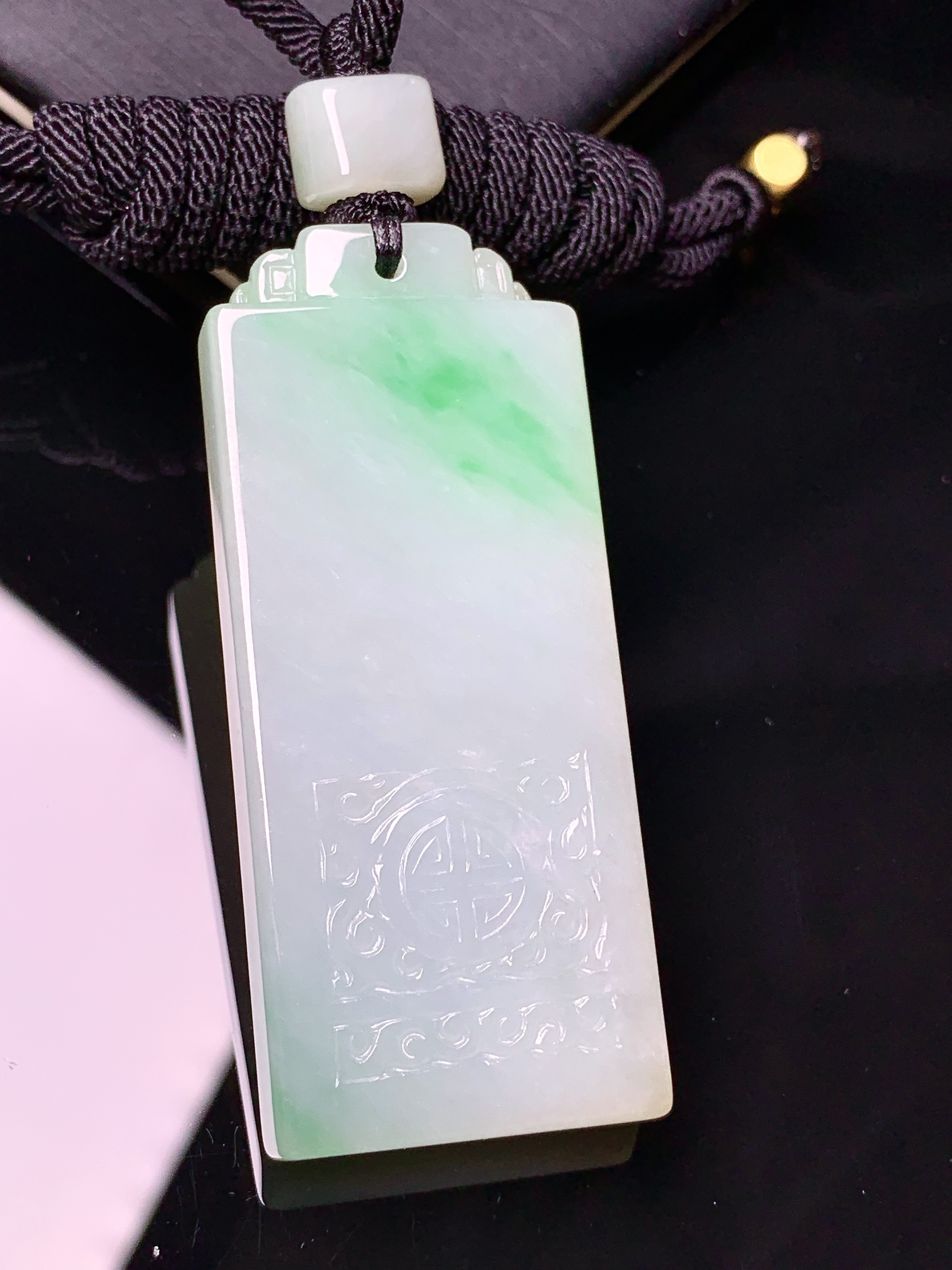 飘绿无事牌吊坠 玉质细腻 色泽艳丽清新 水润亮眼 整体尺寸54.2*22.8*6.5L1
