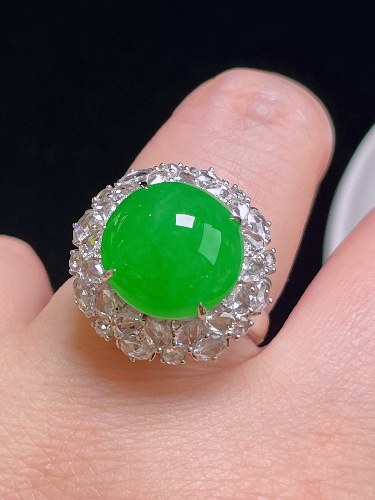 满绿戒指 色绿无比 满钻镶嵌
整体：18.5/18.8/12.7
裸石：12.1/12.2。