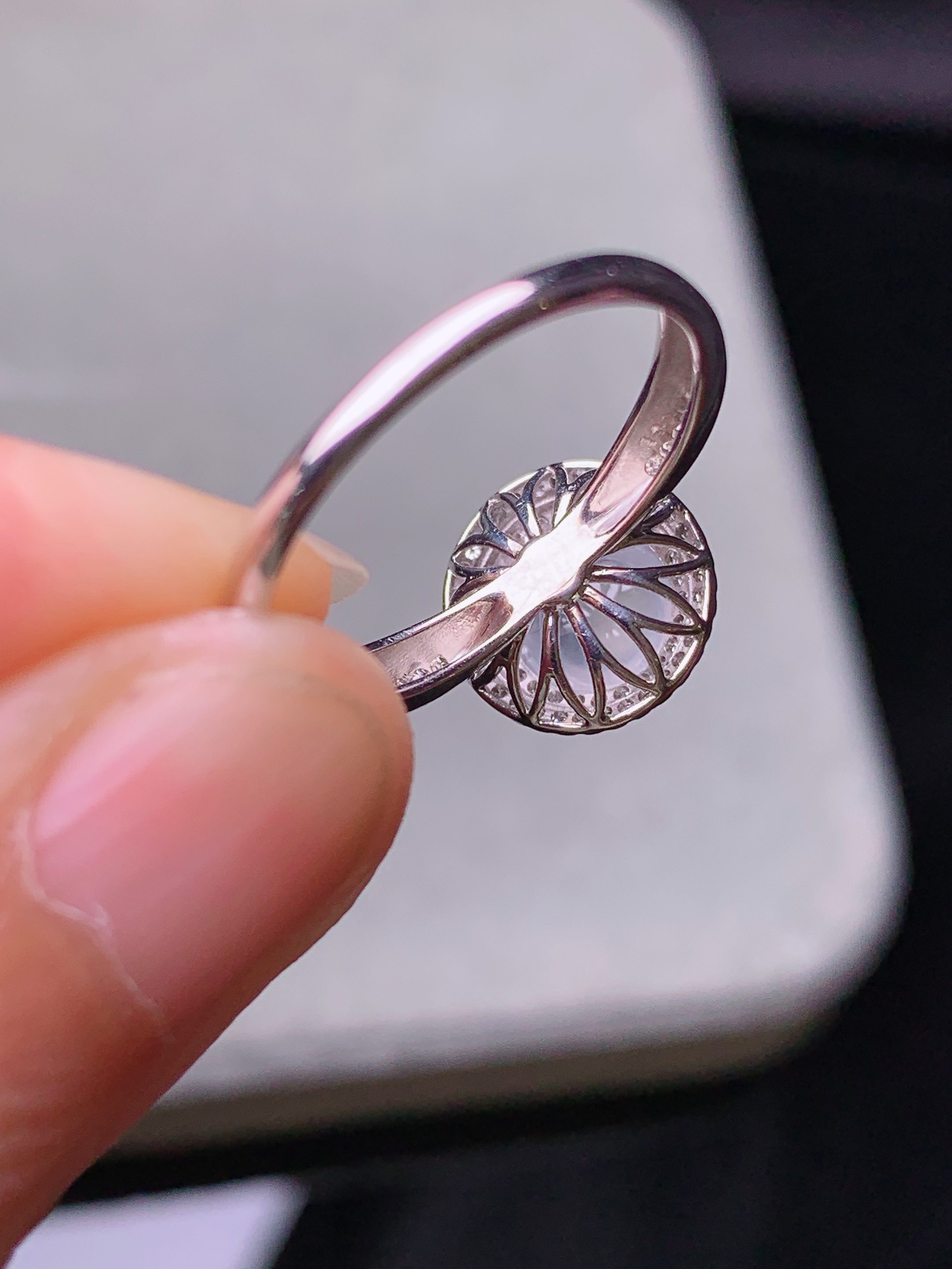 18k金钻镶嵌冰种蛋面戒指 玉质细腻 色泽艳丽清新 水润亮眼 圈口13.5 整体尺寸10.5*18.2*9.3j2